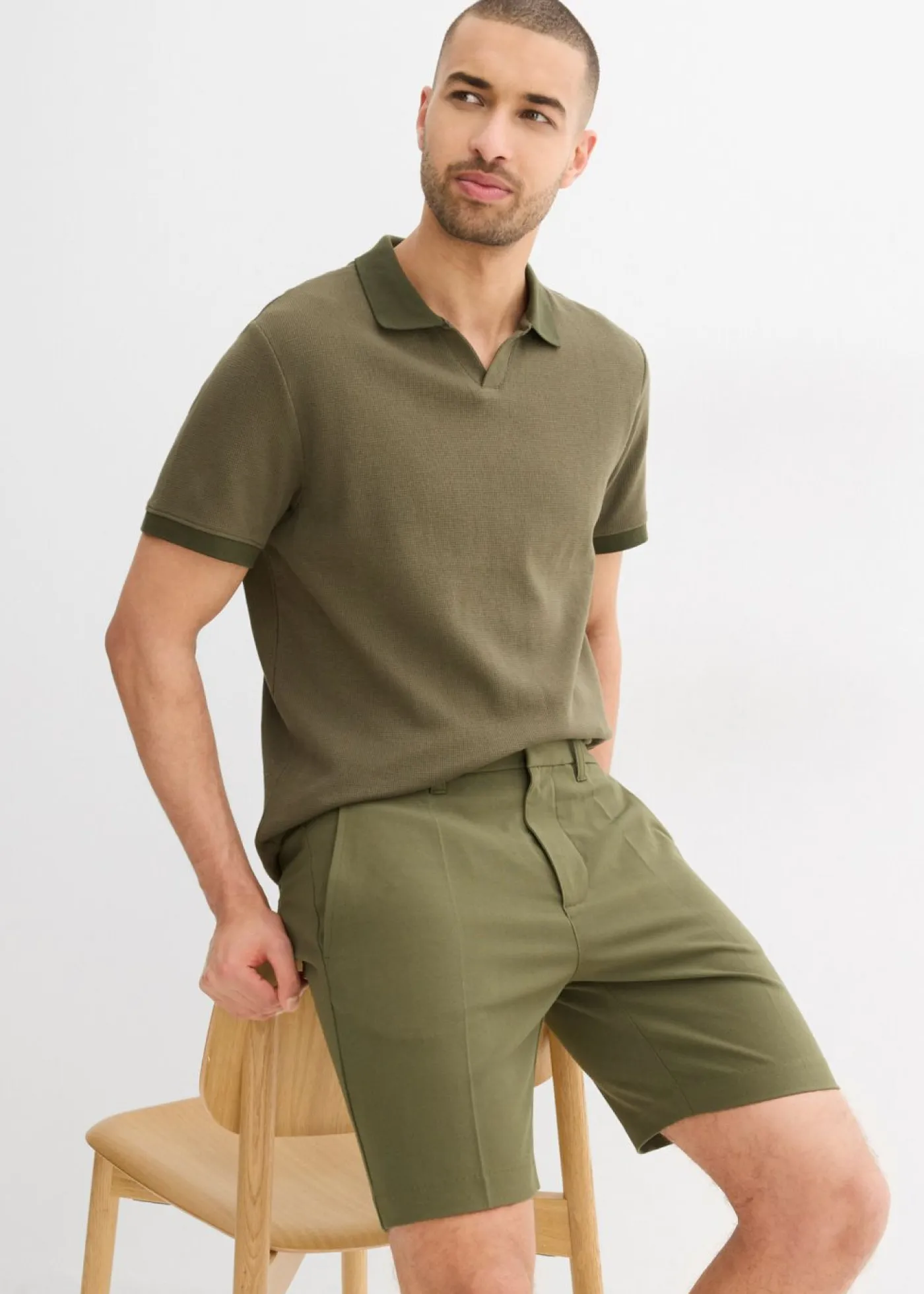 bonprix bonprix Shorts|Pantalones>Pantalón corto elegante con corte relajado Verde oliva oscuro
