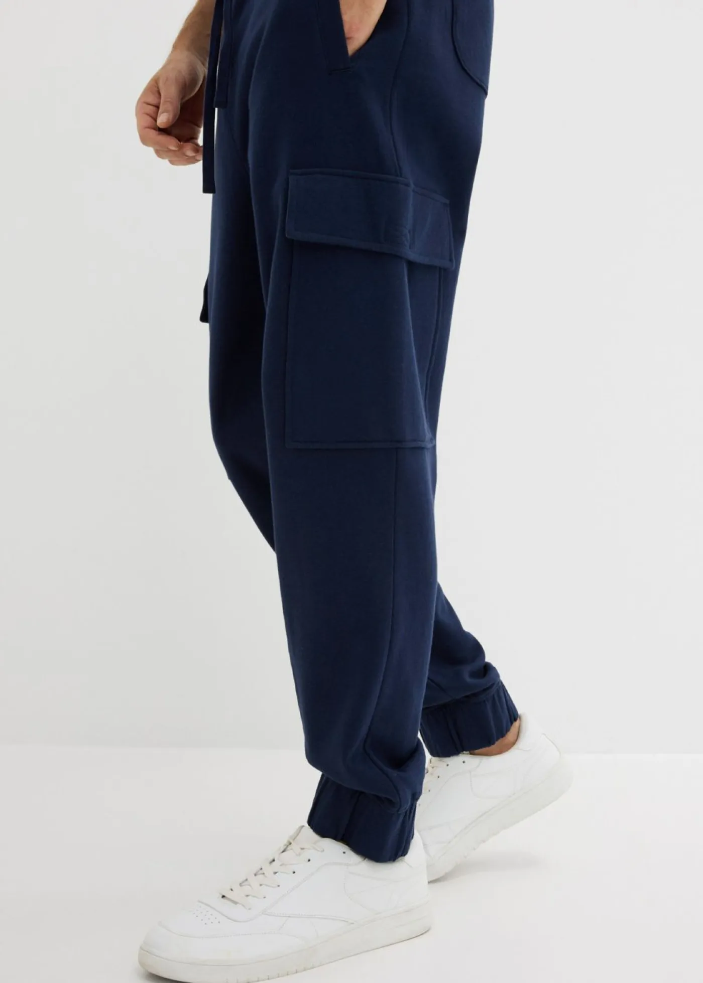 Hombre bonprix bonprix Pantalón de chándal con bolsillos tipo cargo y corte holgado