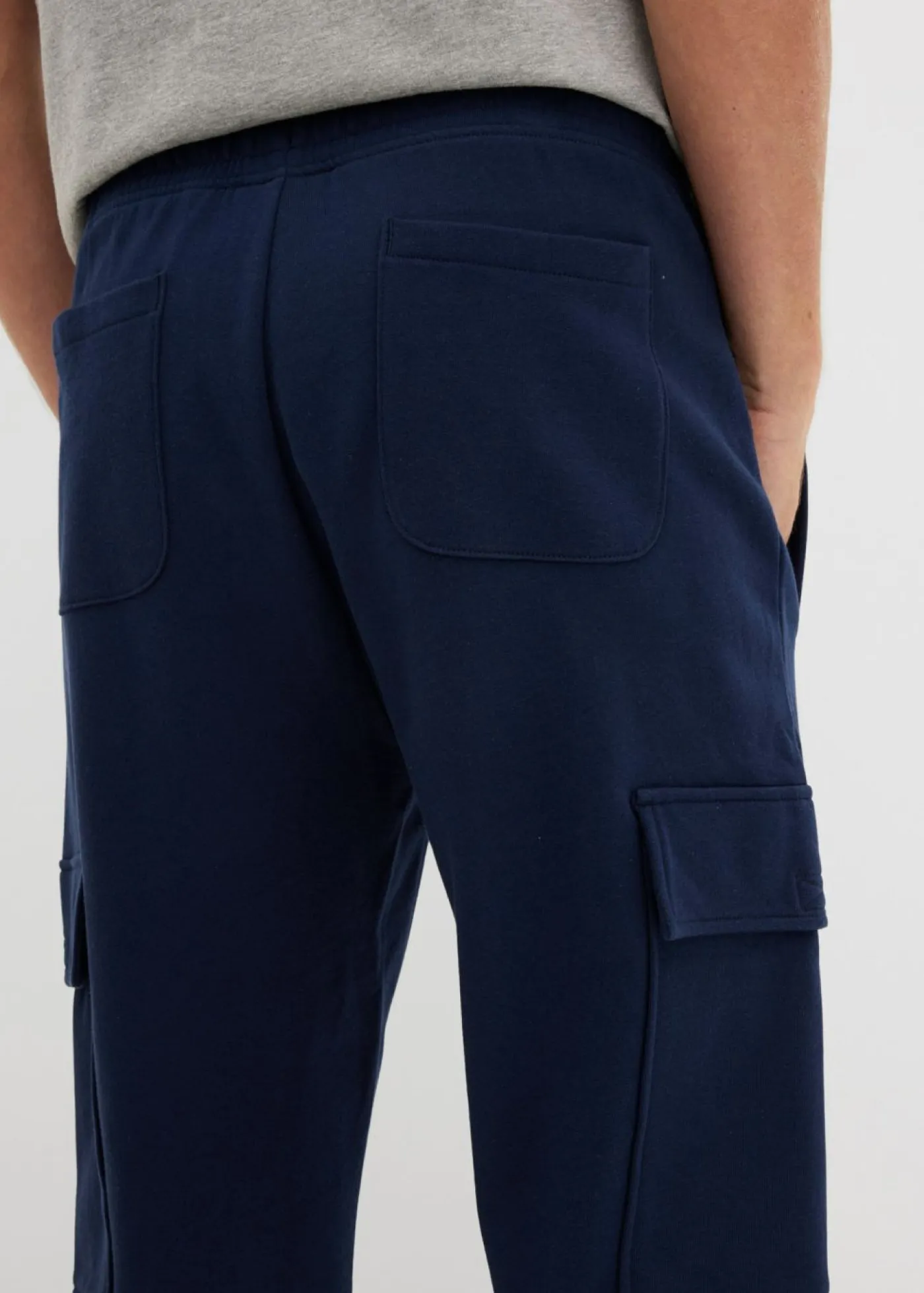 Hombre bonprix bonprix Pantalón de chándal con bolsillos tipo cargo y corte holgado
