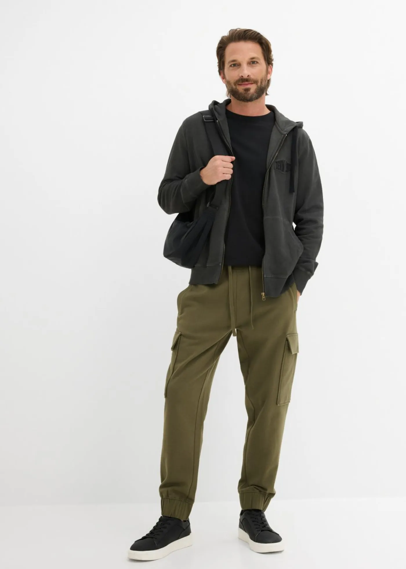 bonprix bonprix Ropa Deportiva|Pantalones>Pantalón de chándal con bolsillos tipo cargo y corte holgado Verde oliva oscuro