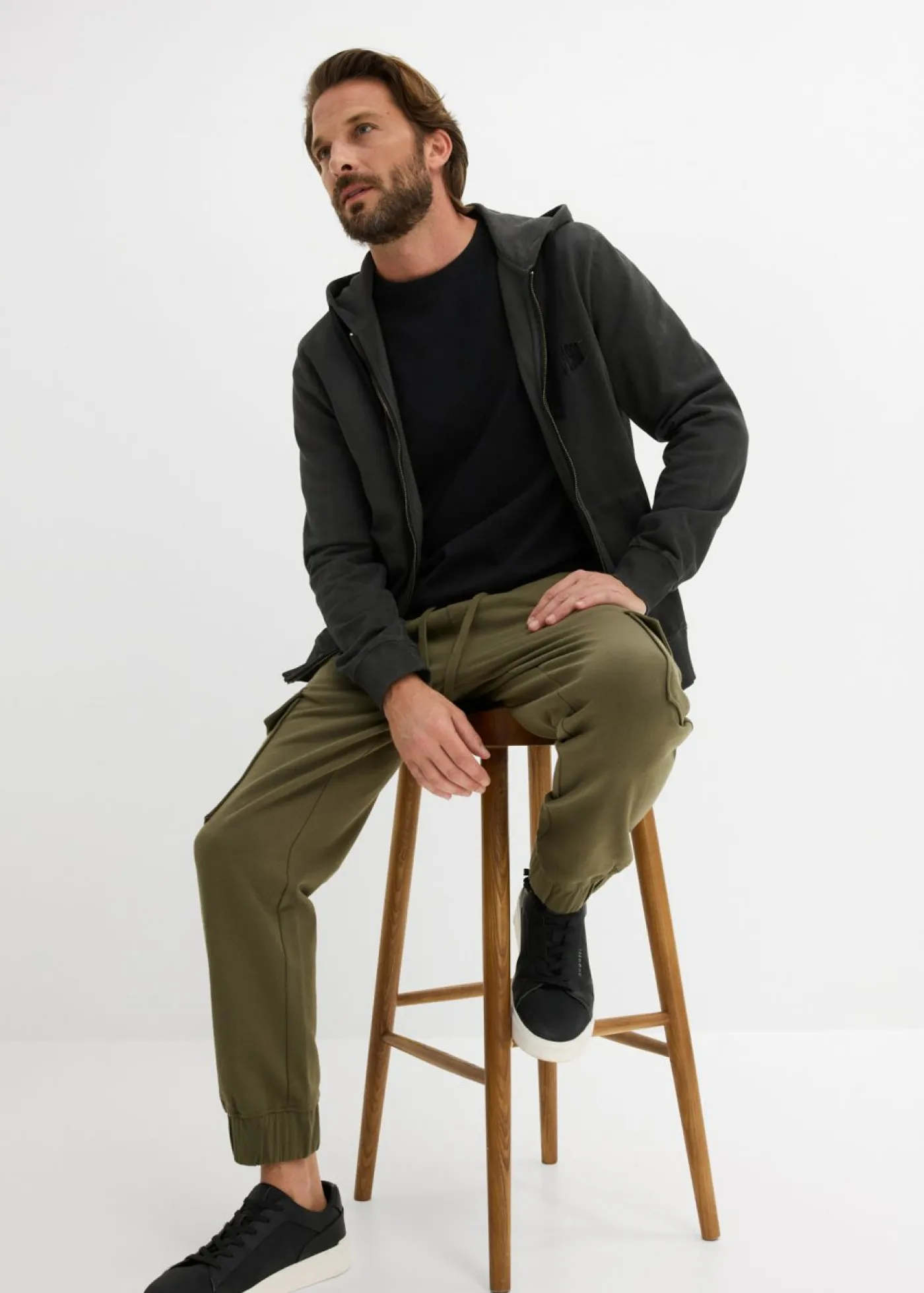 bonprix bonprix Ropa Deportiva|Pantalones>Pantalón de chándal con bolsillos tipo cargo y corte holgado Verde oliva oscuro