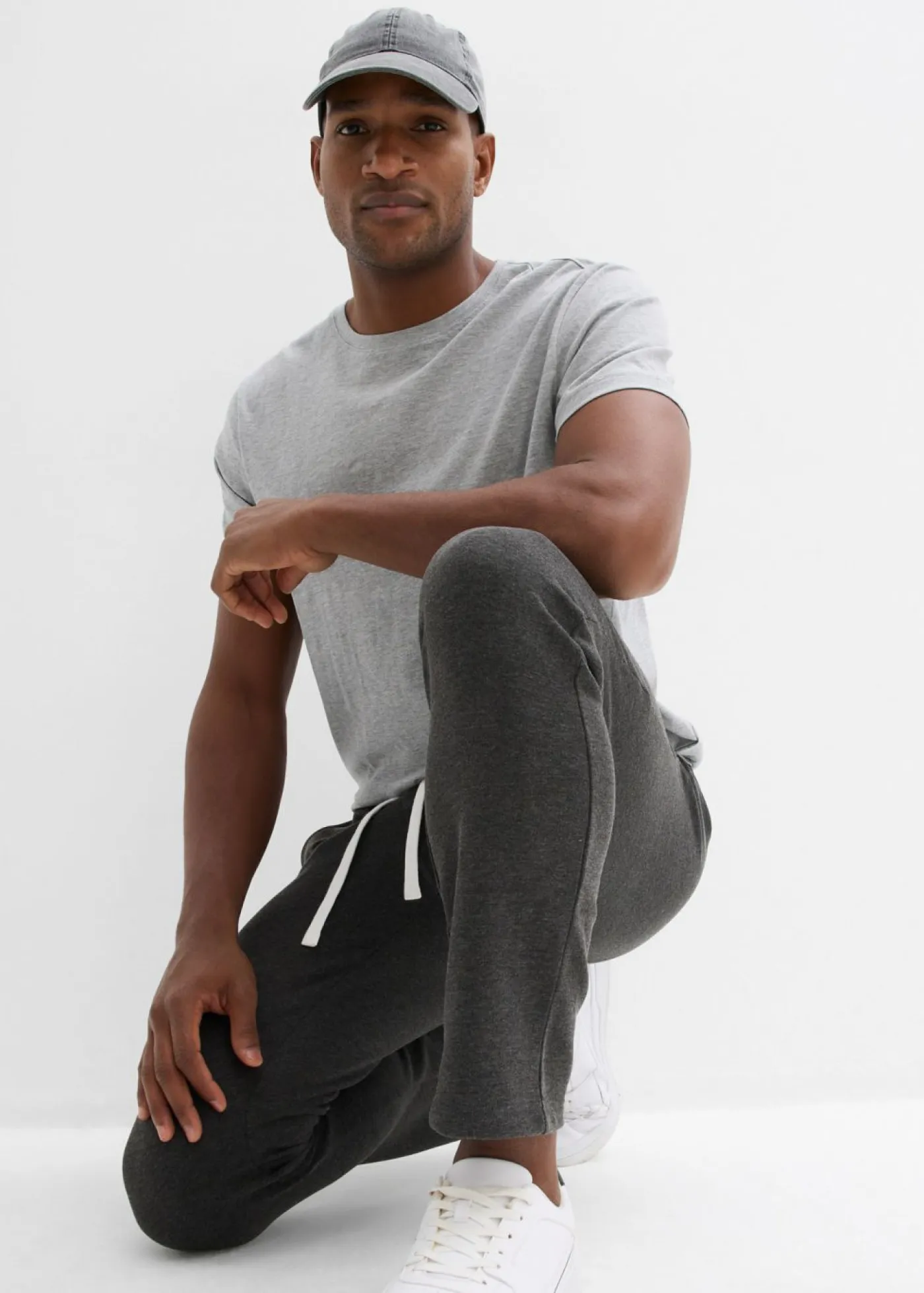 bonprix bonprix Ropa Deportiva|Pantalones>Pantalón de chándal con detalles deportivos Gris oscuro jaspeado