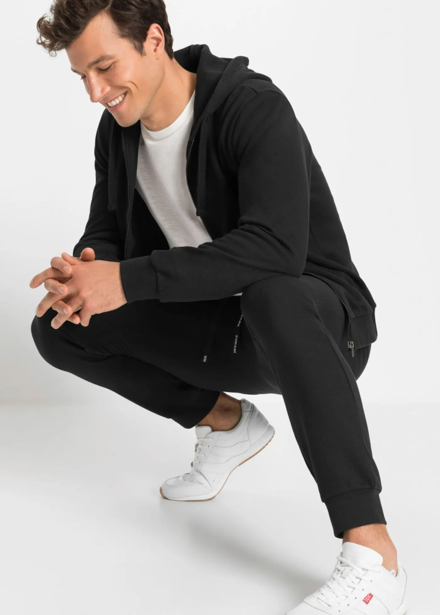 bonprix bonprix Ropa Deportiva|Pantalones>Pantalón de chándal con detalles deportivos Negro