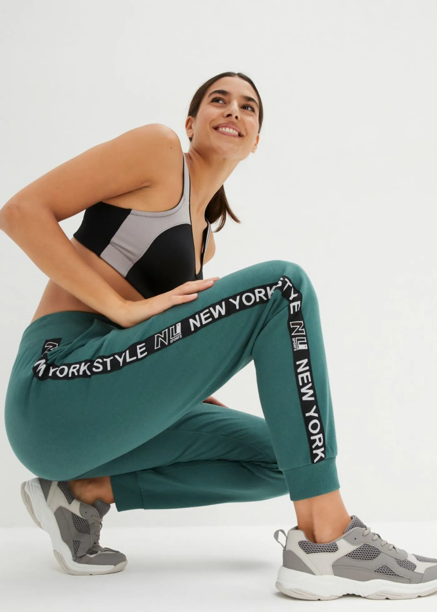 bonprix bonprix Ropa Cómoda|Pantalones>Pantalón de chándal con estampado verde mate