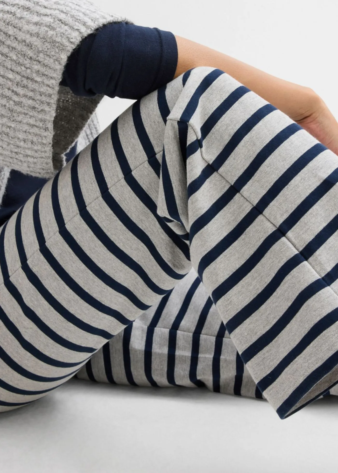 bonprix bonprix Básicos|Ropa Cómoda>Pantalón de chándal de algodón ecológico puro gris claro jaspeado-azul marino con rayas