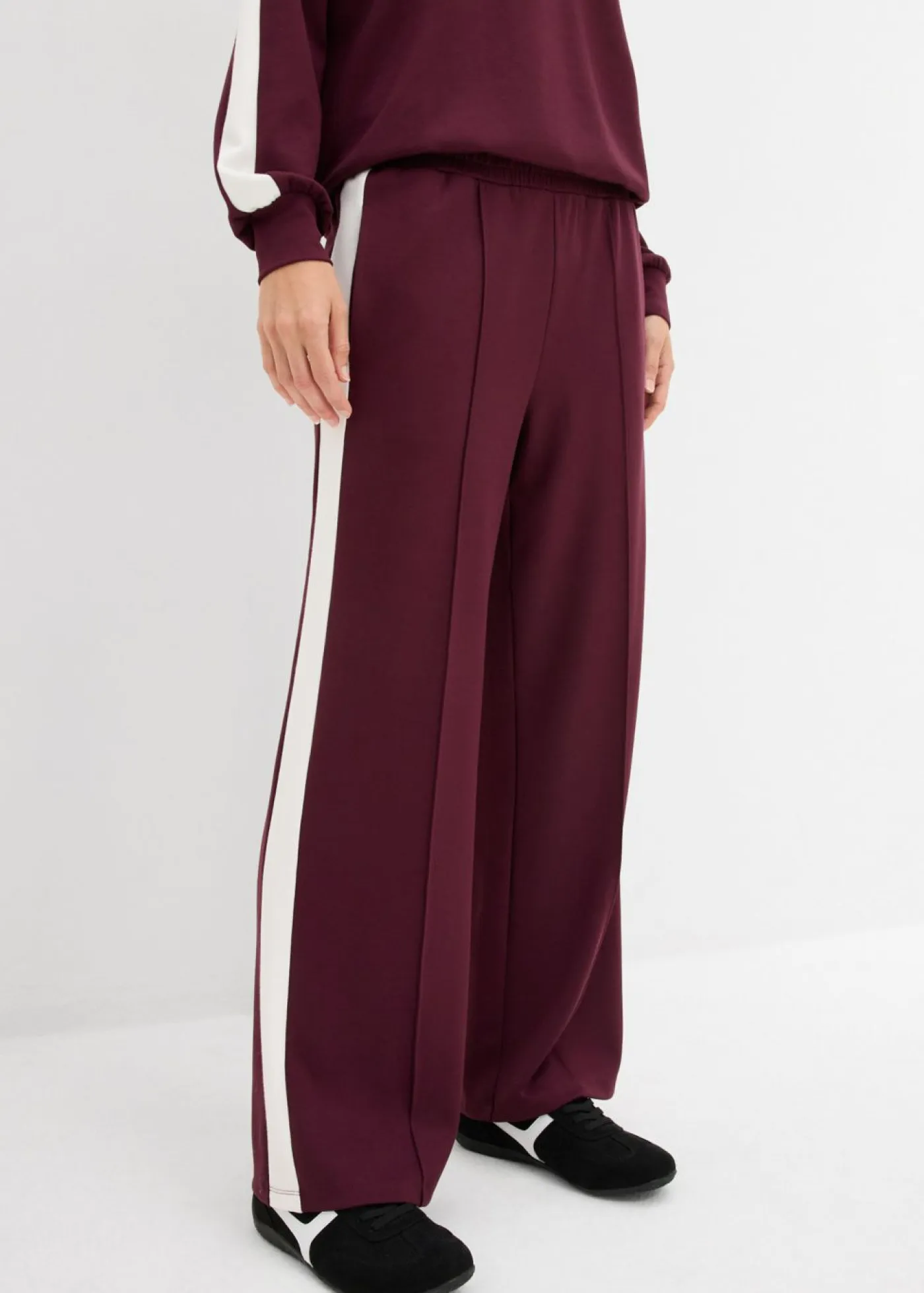 bonprix bonprix Ropa Cómoda|Pantalones>Pantalón de chándal de calidad interlock Rojo burdeos con rayas longitudinales