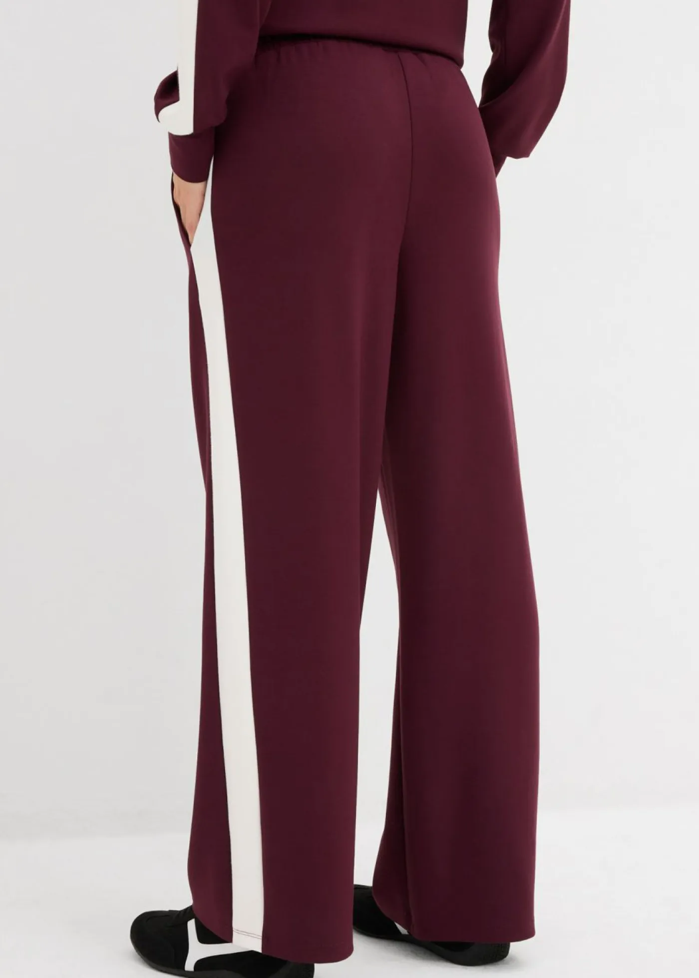 bonprix bonprix Ropa Cómoda|Pantalones>Pantalón de chándal de calidad interlock Rojo burdeos con rayas longitudinales