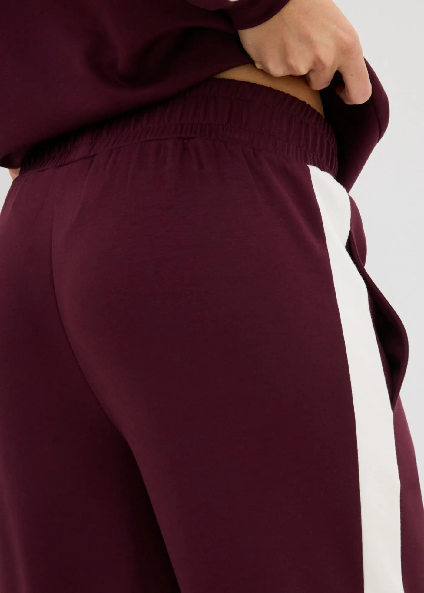 bonprix bonprix Ropa Cómoda|Pantalones>Pantalón de chándal de calidad interlock Rojo burdeos con rayas longitudinales