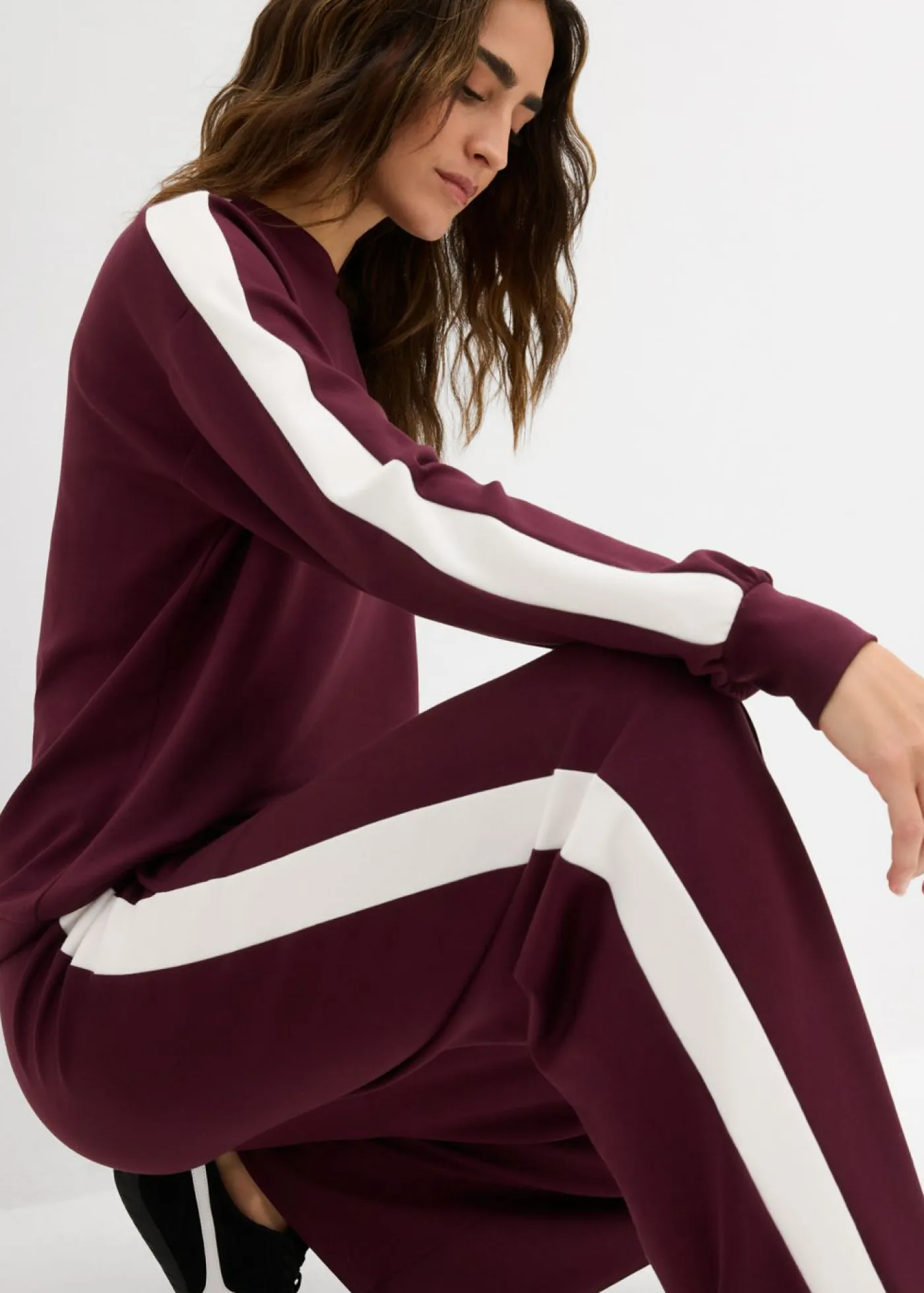 bonprix bonprix Ropa Cómoda|Pantalones>Pantalón de chándal de calidad interlock Rojo burdeos con rayas longitudinales