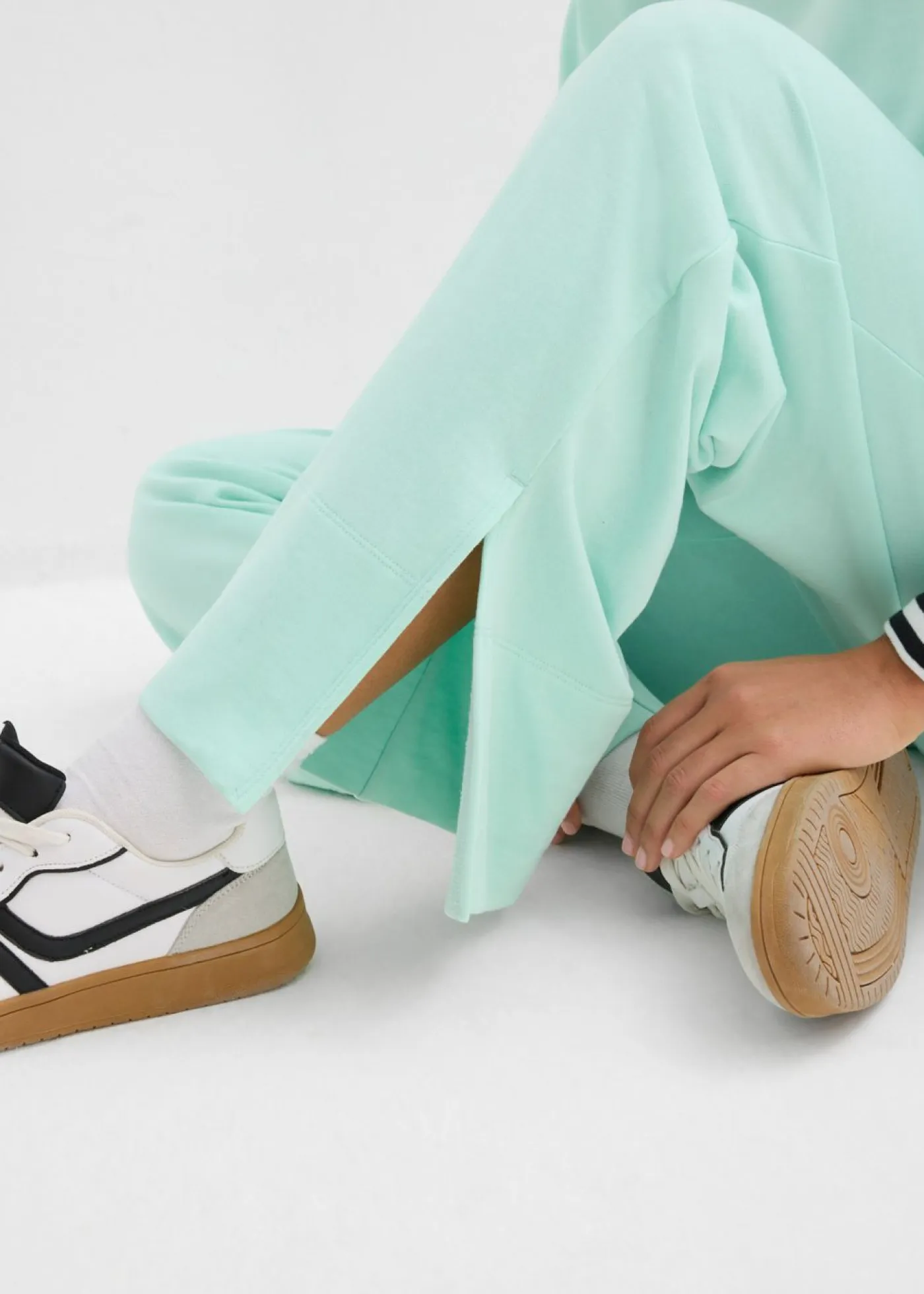 bonprix bonprix Ropa Cómoda|Pantalones>Pantalón de chándal de mezcla de algodón Menta claro