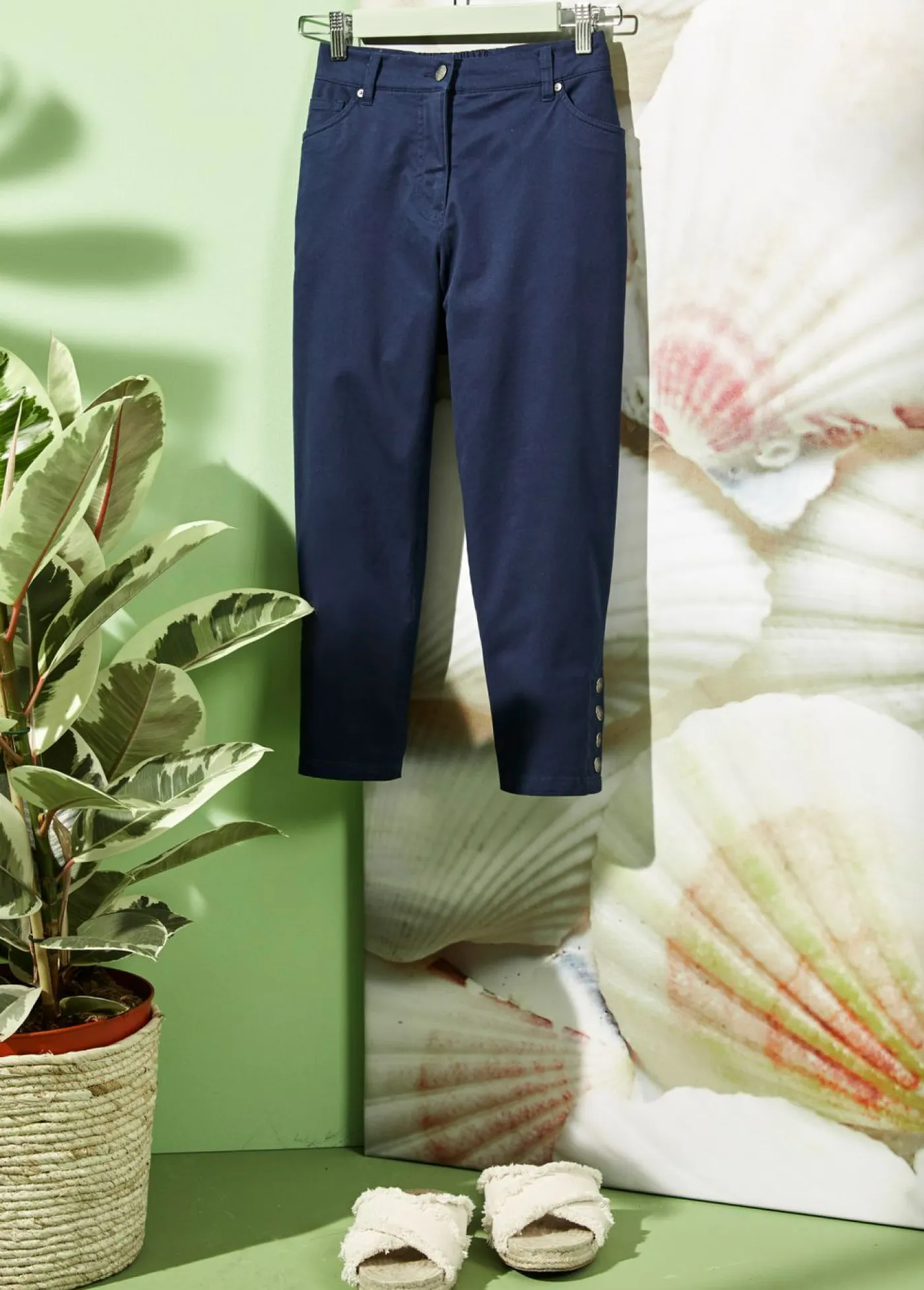 bonprix bonprix Pantalones>Pantalón de corte capri con cintura elástica y botones Azul oscuro