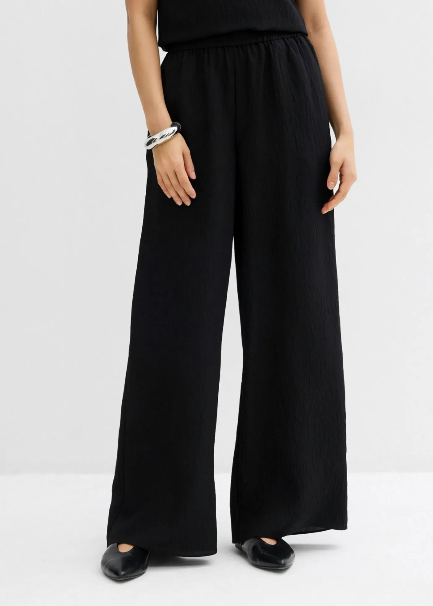 bonprix bonprix Conjuntos De Ropa|Esenciales>Pantalón de mezcla arrugada de viscosa con estructura Negro