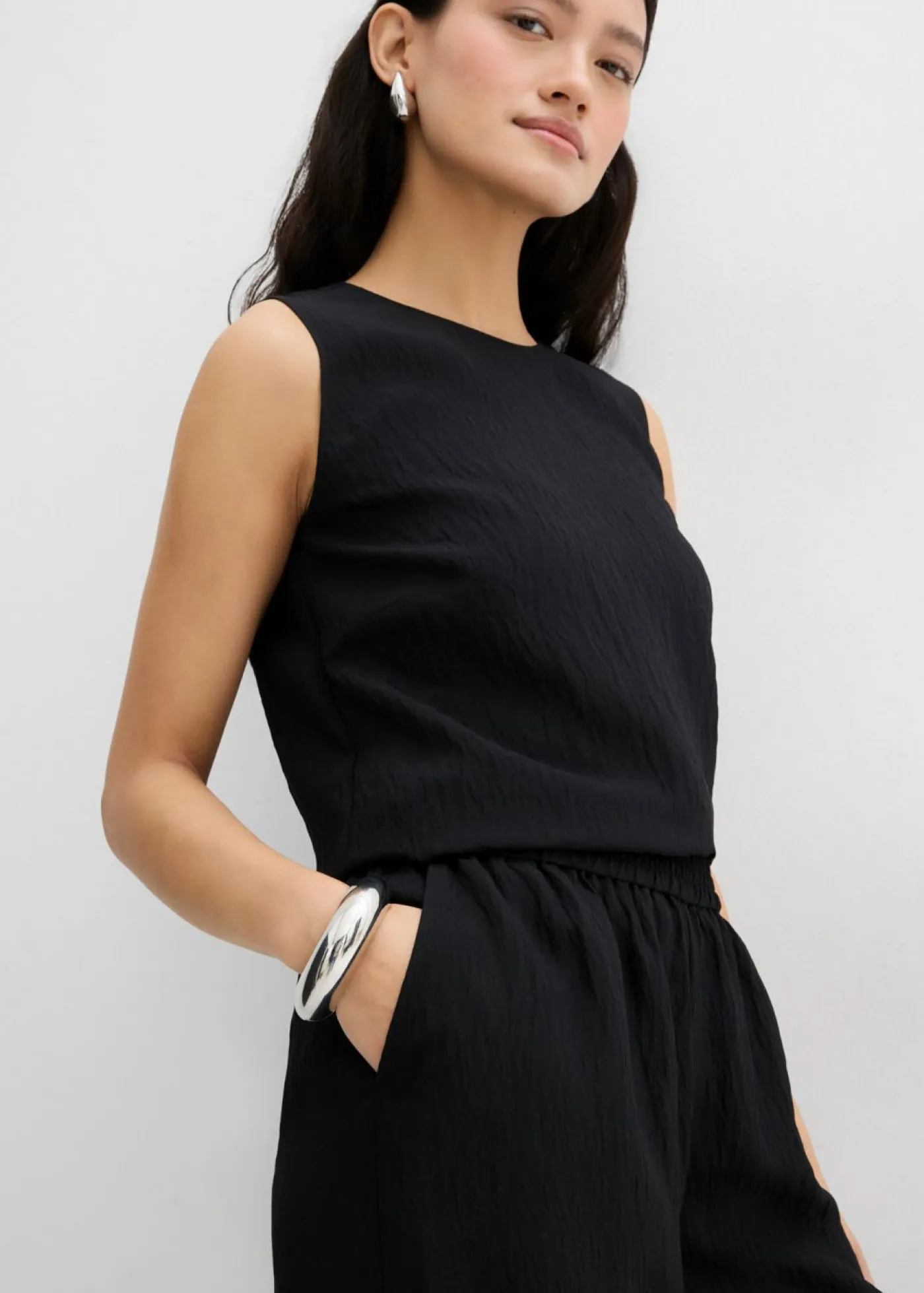 bonprix bonprix Conjuntos De Ropa|Esenciales>Pantalón de mezcla arrugada de viscosa con estructura Negro