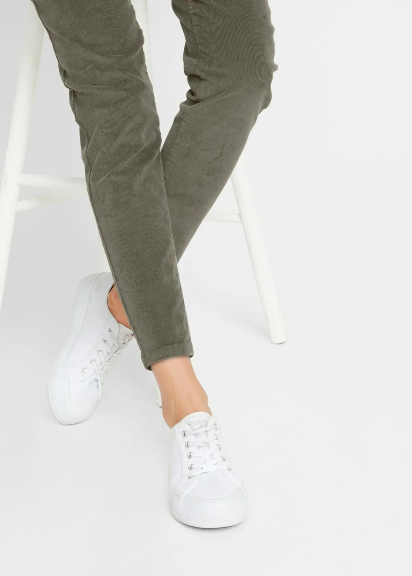 bonprix bonprix Pantalones>Pantalón de pana con cordón Oliva