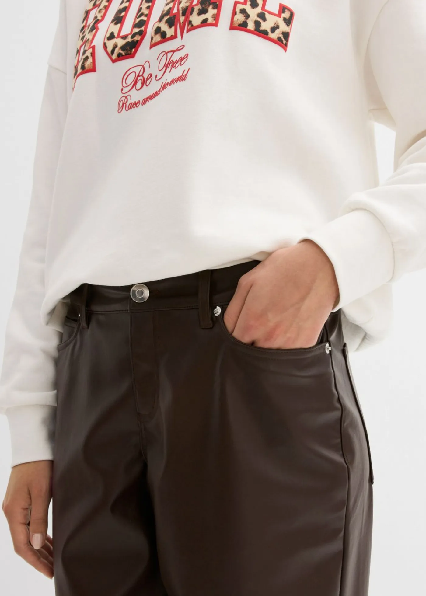 Mujer bonprix bonprix Pantalón de piel sintético con corte barrel y talle medio