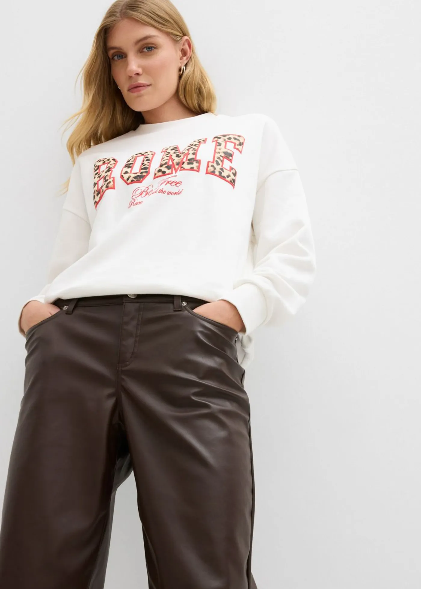 Mujer bonprix bonprix Pantalón de piel sintético con corte barrel y talle medio