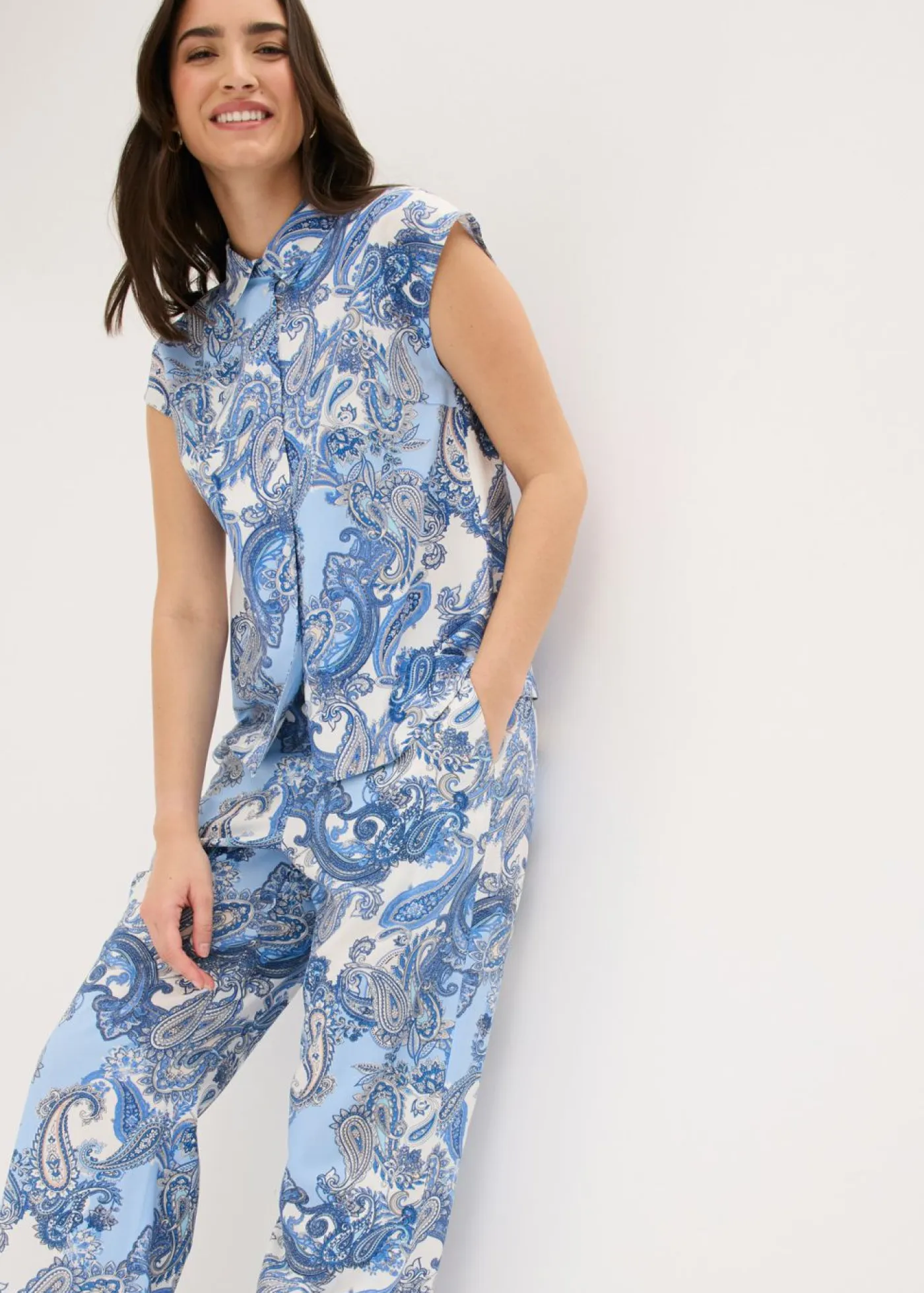 bonprix bonprix Conjuntos De Ropa|Pantalones>Pantalón estampado de viscosa fluida Blanco/azul claro con patrón paisley