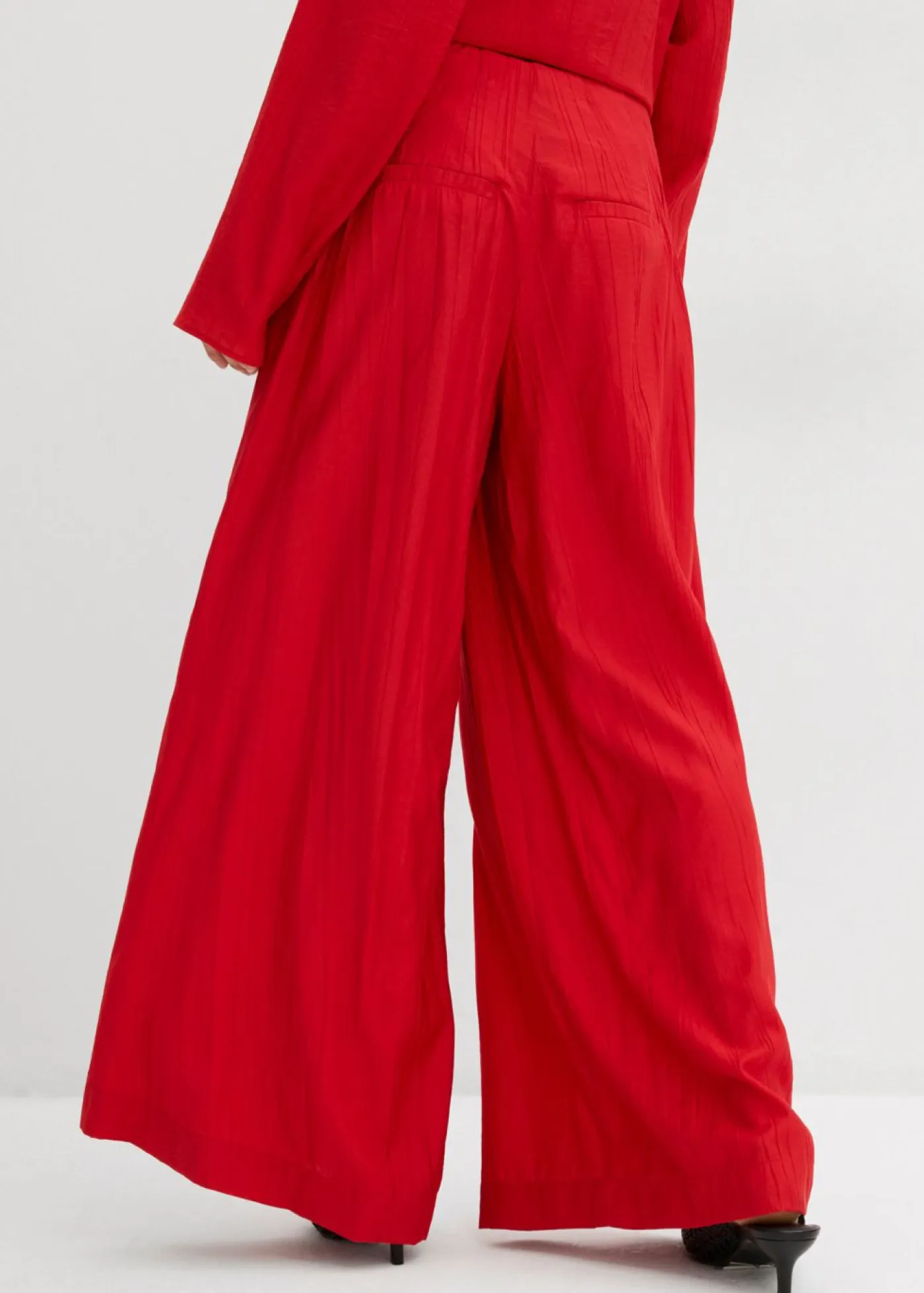 bonprix bonprix Conjuntos De Ropa|Esenciales>Pantalón palazzo de mezcla de viscosa arrugada con estructura Rojo salsa