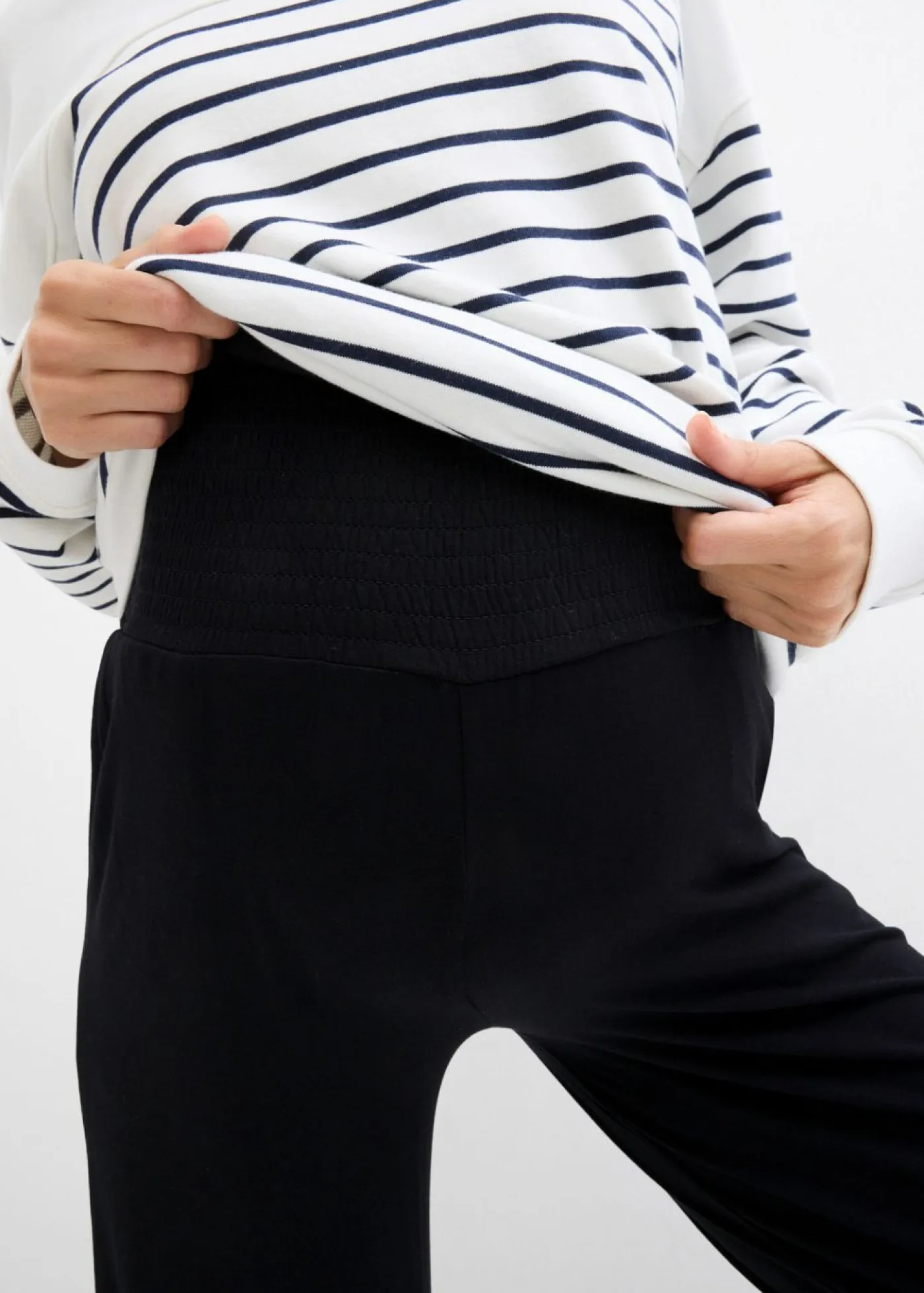 bonprix bonprix Premamá>Pantalón premamá de punto con cintura de nido de abeja y perneras rectas Negro