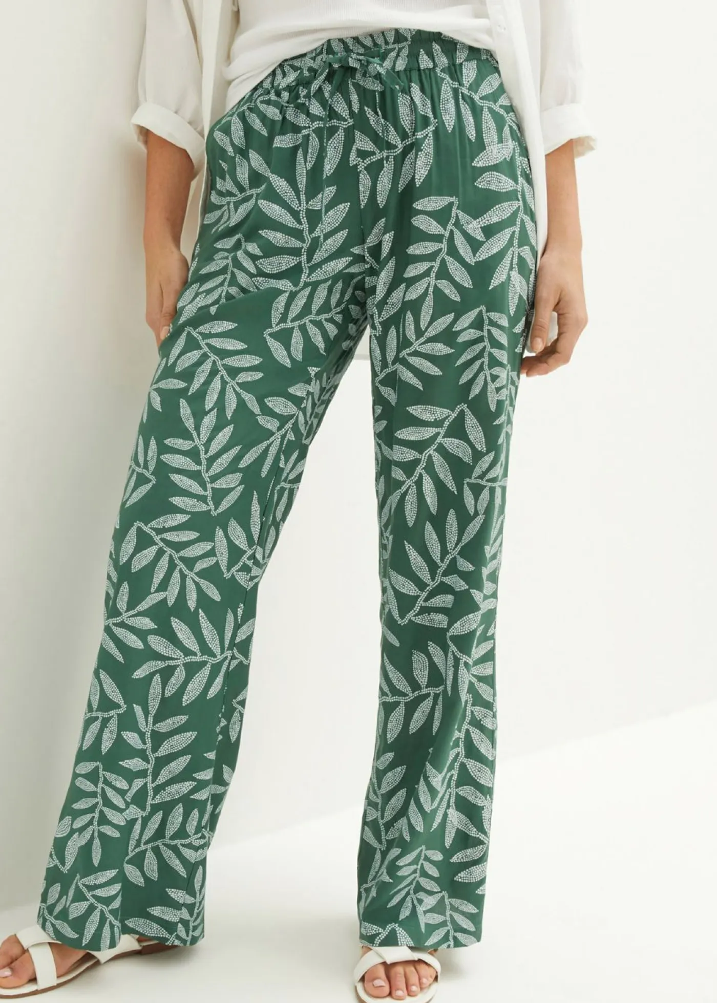 bonprix bonprix Pantalones>Pantalón tipo palazzo de viscosa sostenible con estampado Verde oscuro-blanco estampado