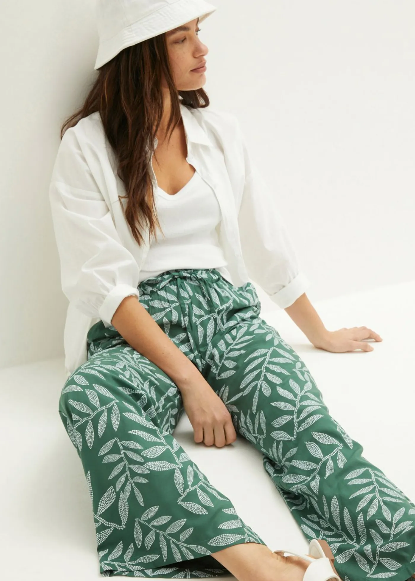 bonprix bonprix Pantalones>Pantalón tipo palazzo de viscosa sostenible con estampado Verde oscuro-blanco estampado