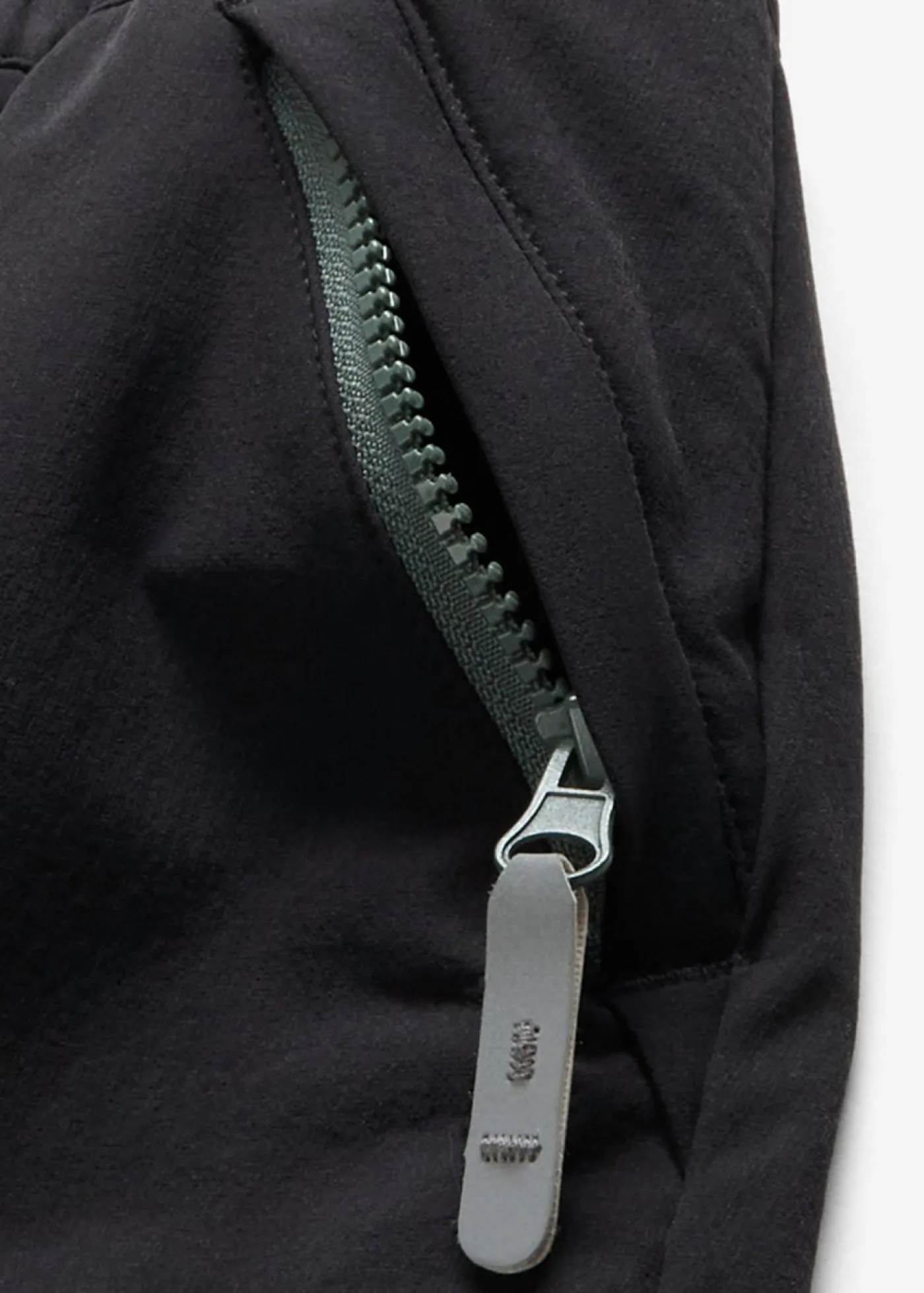 bonprix bonprix Ropa 9 A 16 Años·Pantalones|Ropa 9 A 16 Años·Chaquetas Y Ropa Outdoor>Pantalones cargo elásticos de softshell con ajuste de ancho, repelentes al agua negro-verde eucalipto