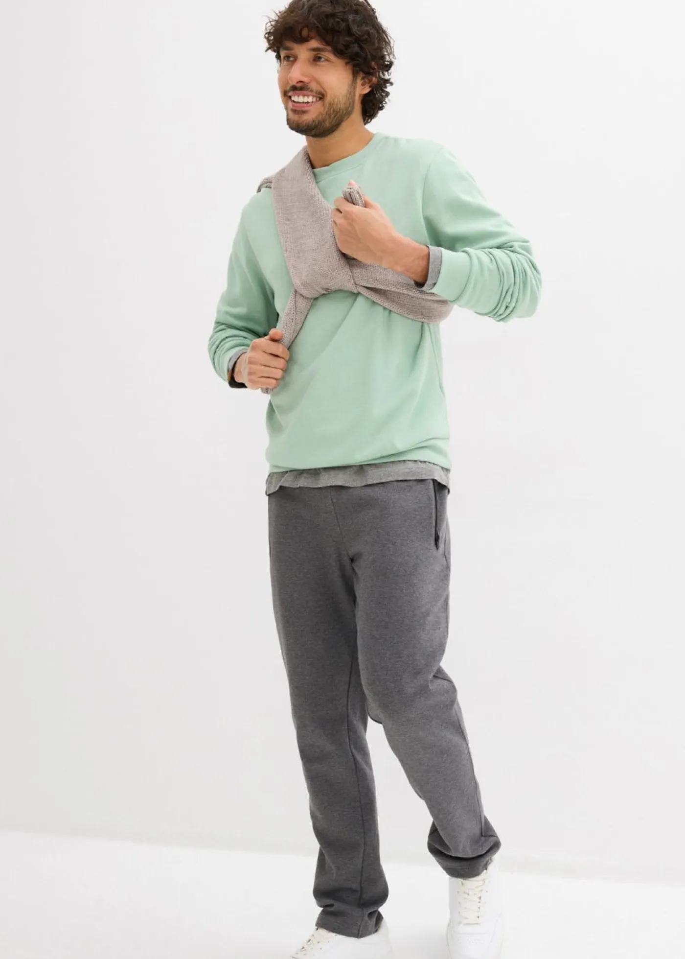 Hombre bonprix bonprix Pantalones de chándal con prácticos bolsillos con cremallera, confeccionados en algodón orgánico