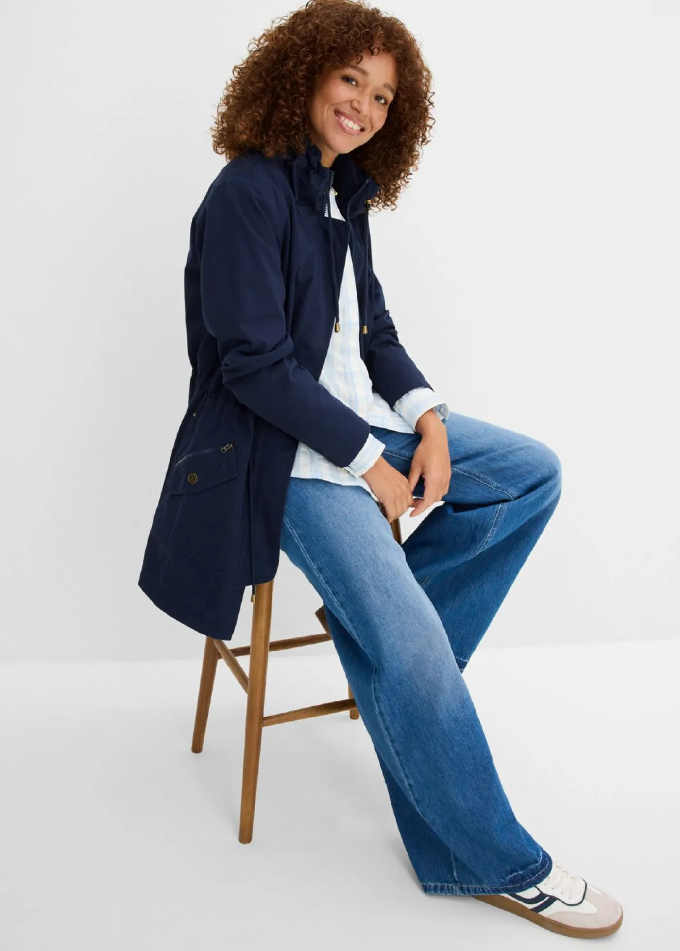 bonprix bonprix Chaquetas Y Abrigos>Parka corta de algodón con cuello alto, entallada Azul marino