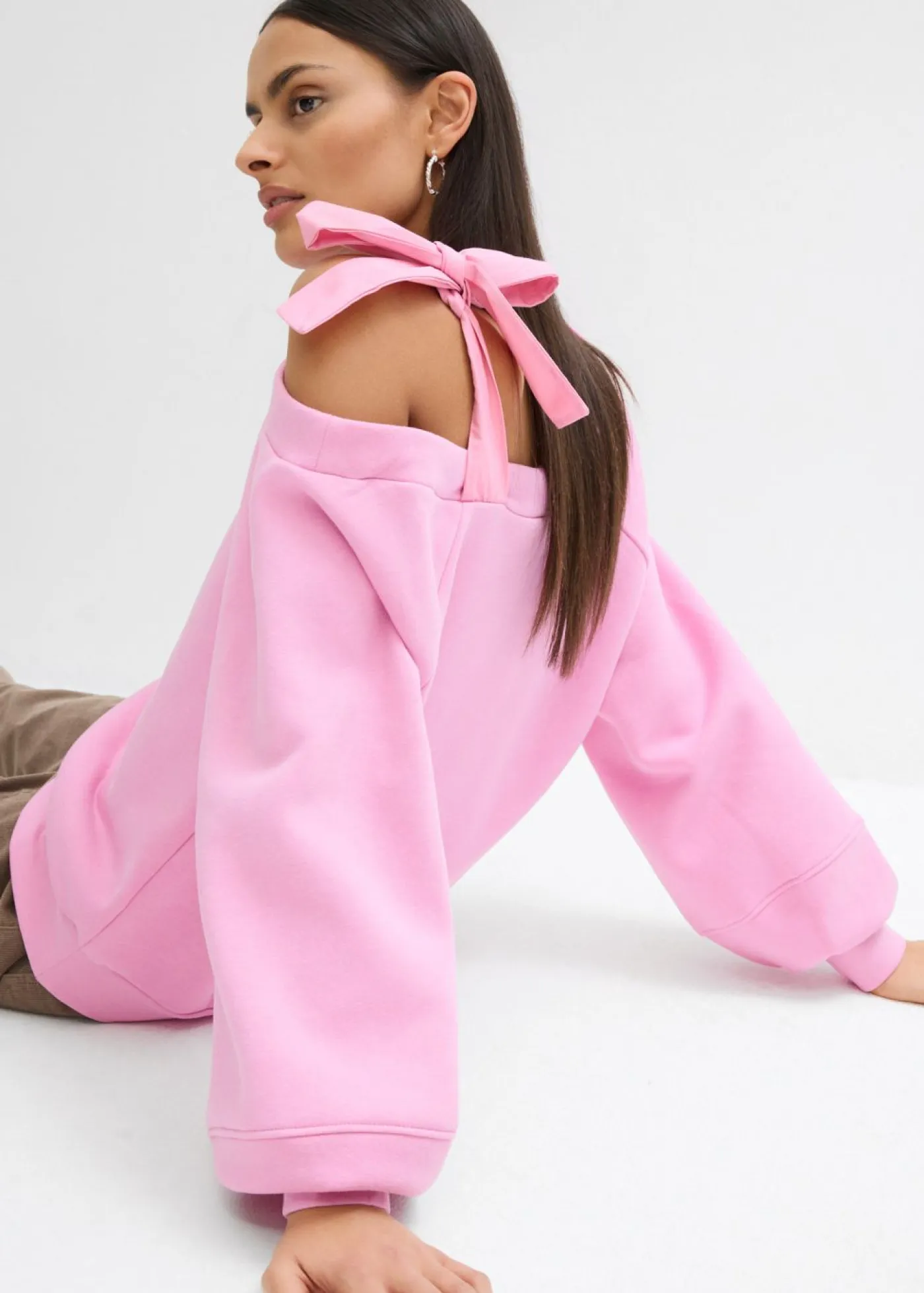 Mujer bonprix bonprix Sudadera ancha con un hombro al descubierto