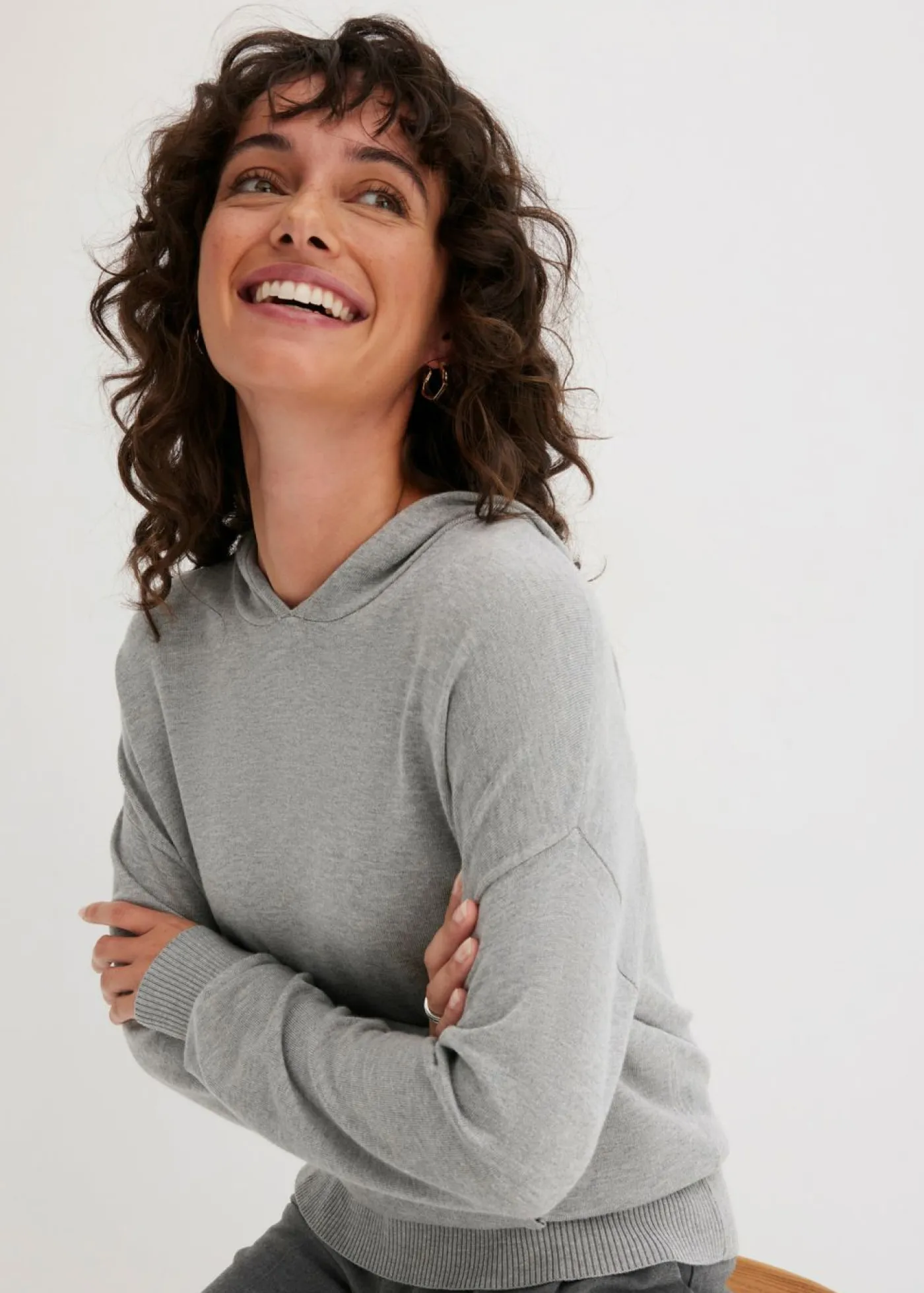 bonprix bonprix Jerséis|Ropa De Punto>Sudadera con capucha de punto y bolsillo canguro en mezcla de viscosa Gris claro jaspeado