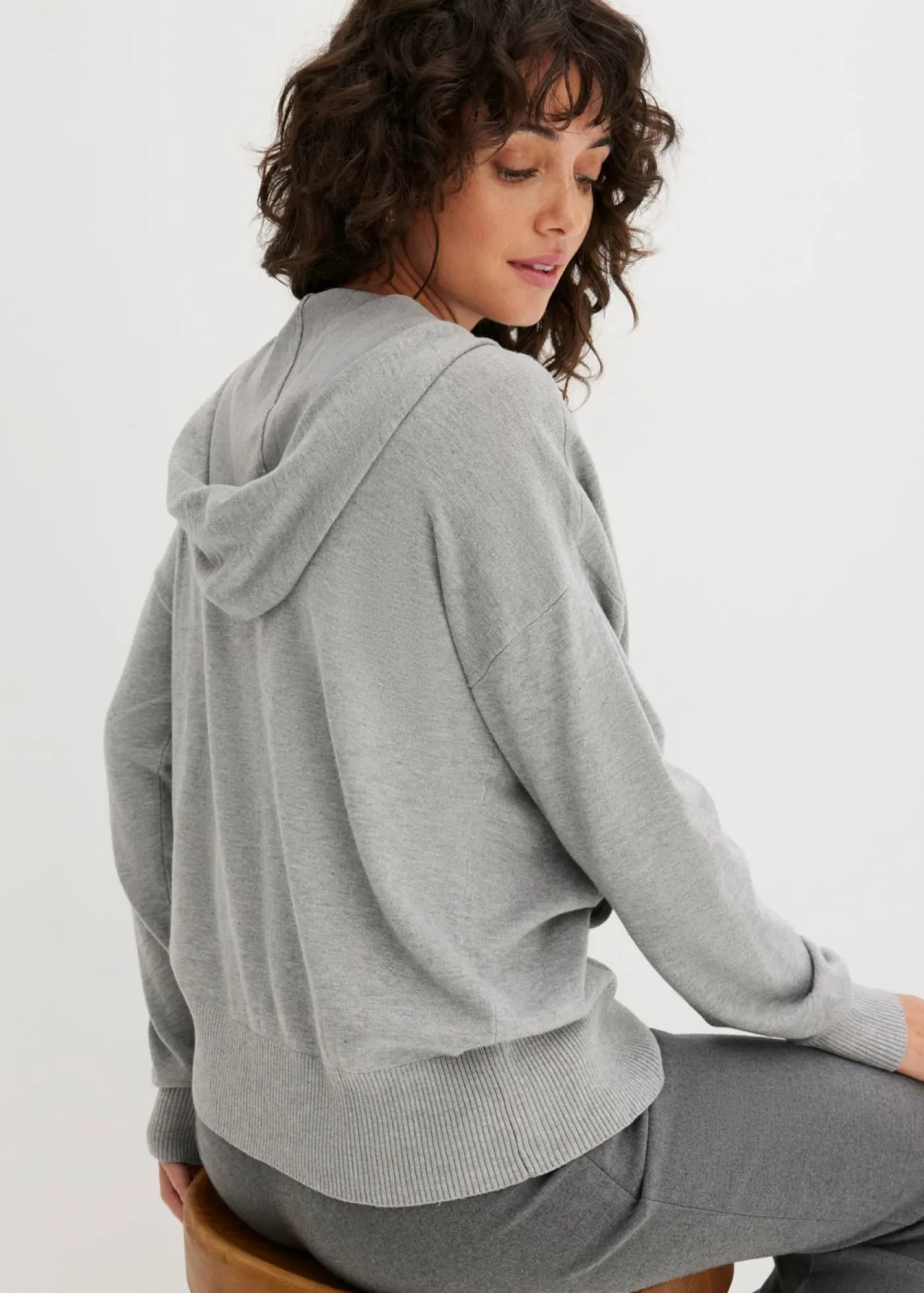 bonprix bonprix Jerséis|Ropa De Punto>Sudadera con capucha de punto y bolsillo canguro en mezcla de viscosa Gris claro jaspeado