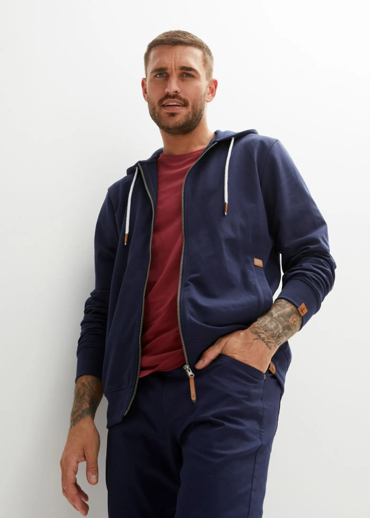 bonprix bonprix Chándals>Sudadera con capucha y detalles de piel sintética Azul marino