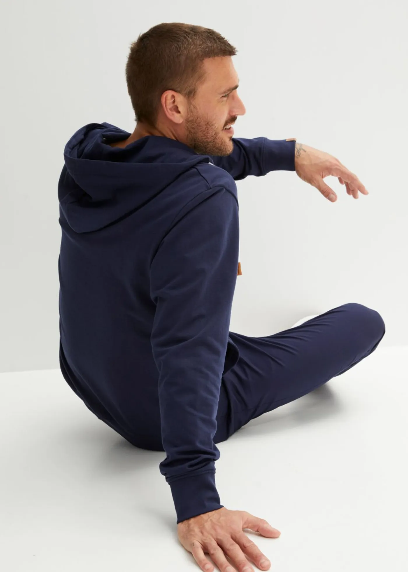 bonprix bonprix Chándals>Sudadera con capucha y detalles de piel sintética Azul marino