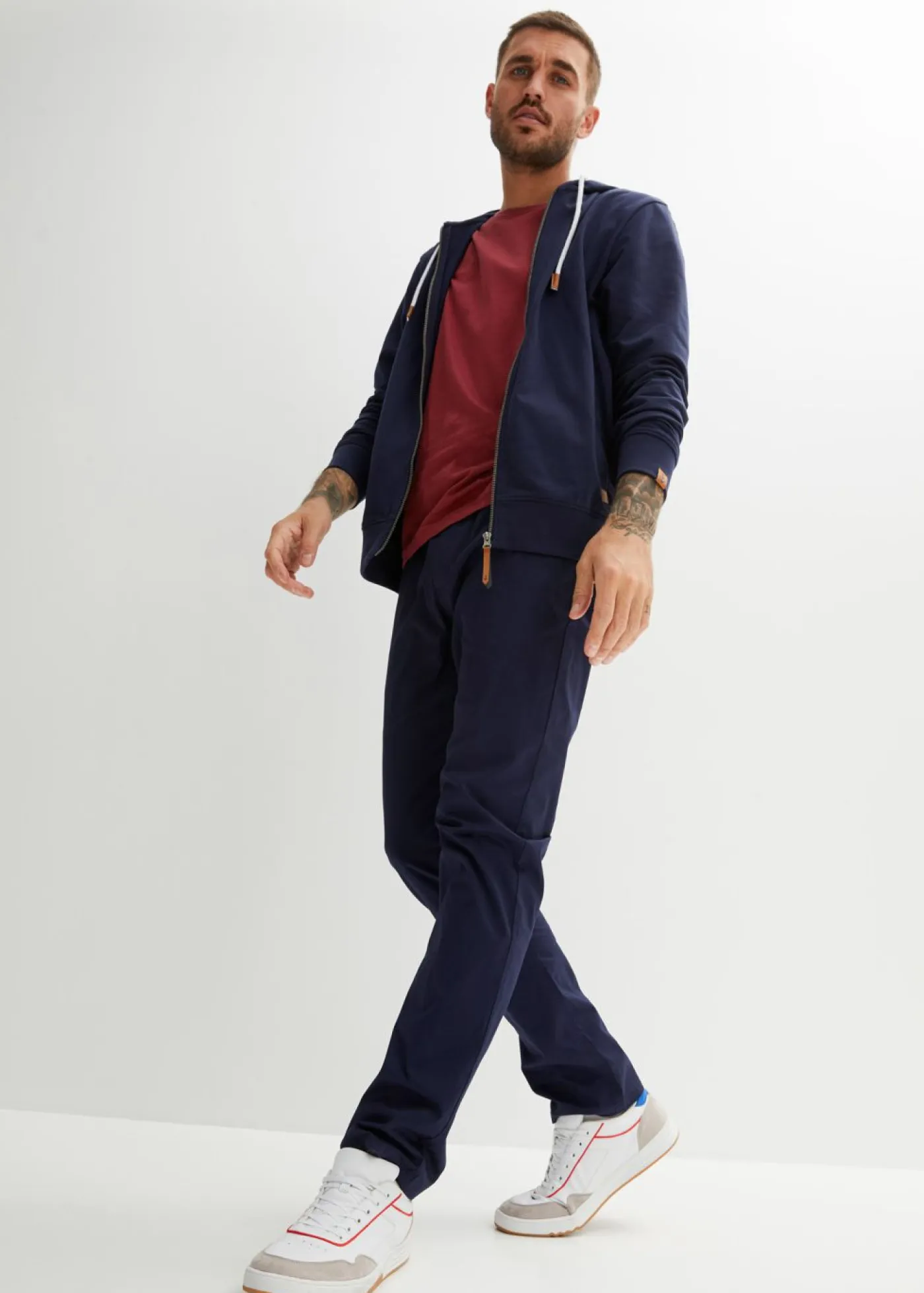 bonprix bonprix Chándals>Sudadera con capucha y detalles de piel sintética Azul marino