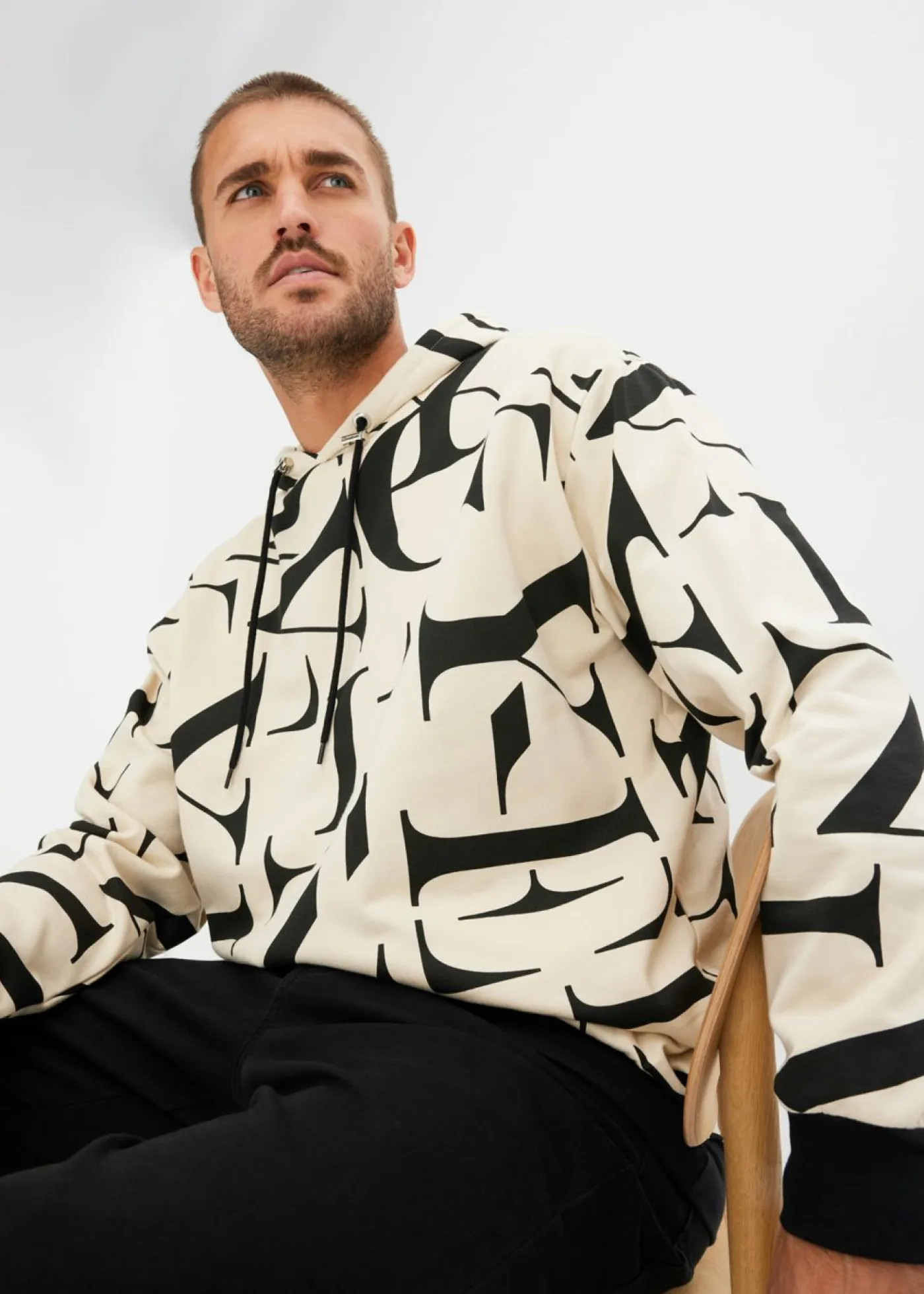 bonprix bonprix Chándals>Sudadera de algodón orgánico con corte holgado y capucha Arena claro-negro