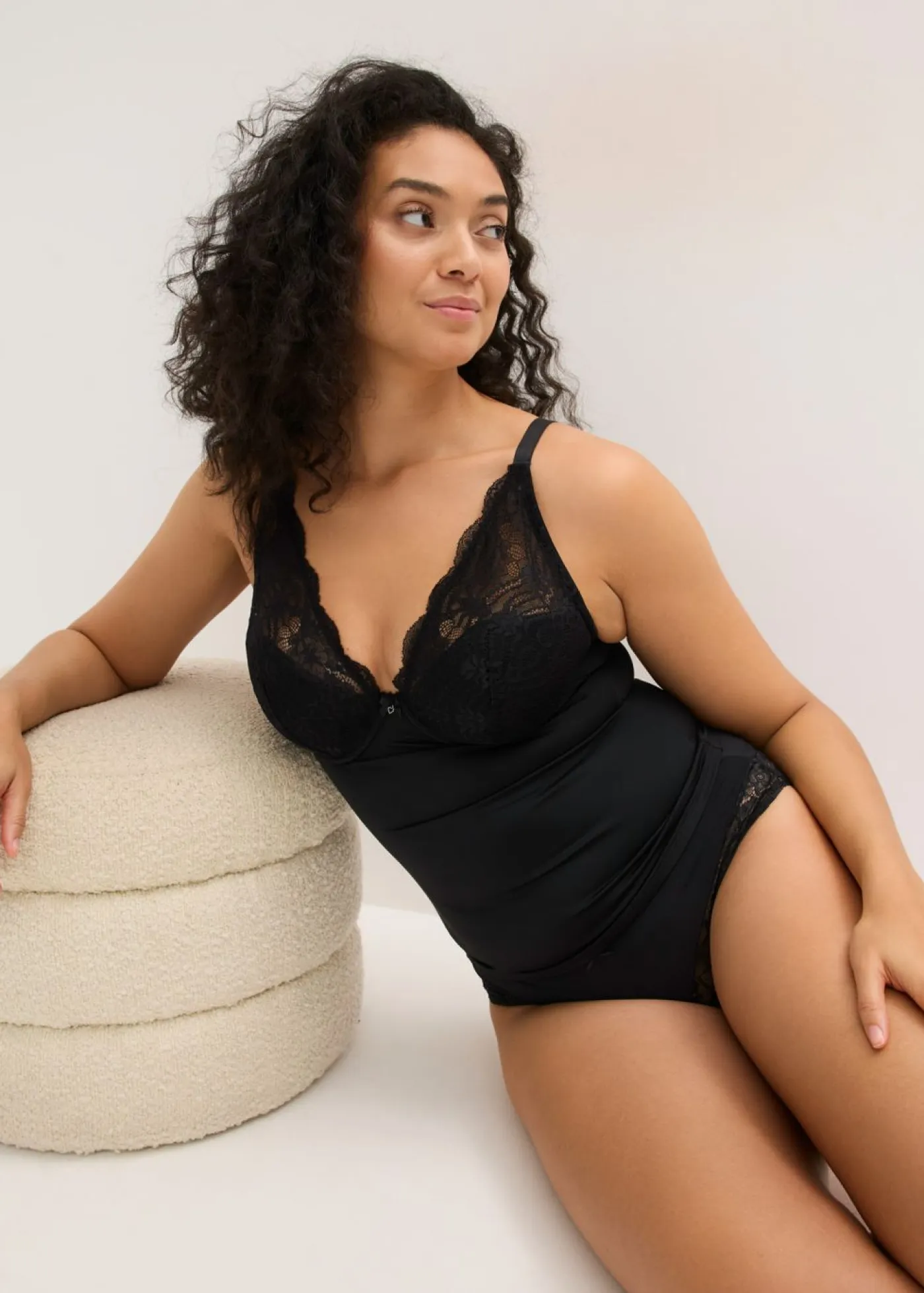 bonprix bonprix Bodies>Sujetador tipo top con efecto moldeador medio y encaje Negro