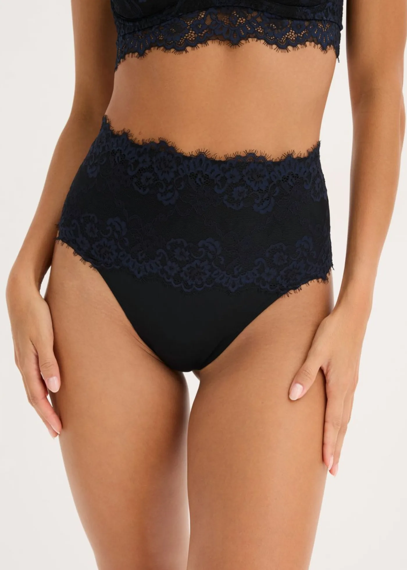 bonprix bonprix Ropa Interior Moldeadora|Bragas>Tanga con encaje y efecto moldeador medio Negro