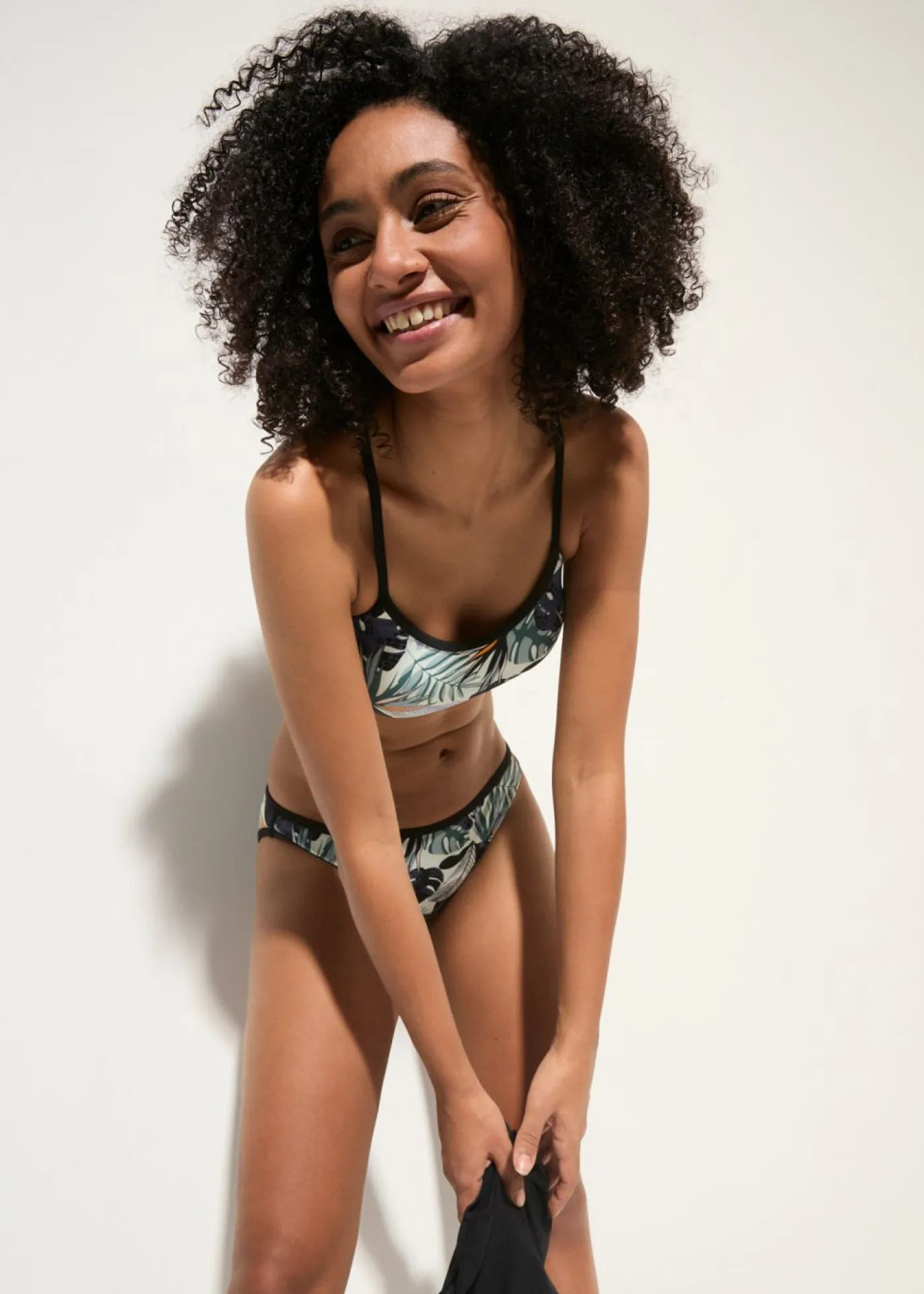 bonprix bonprix Tankinis>Tankini holgado (3 piezas) con top de bikini tipo bustier azul/negro con estampado de flores