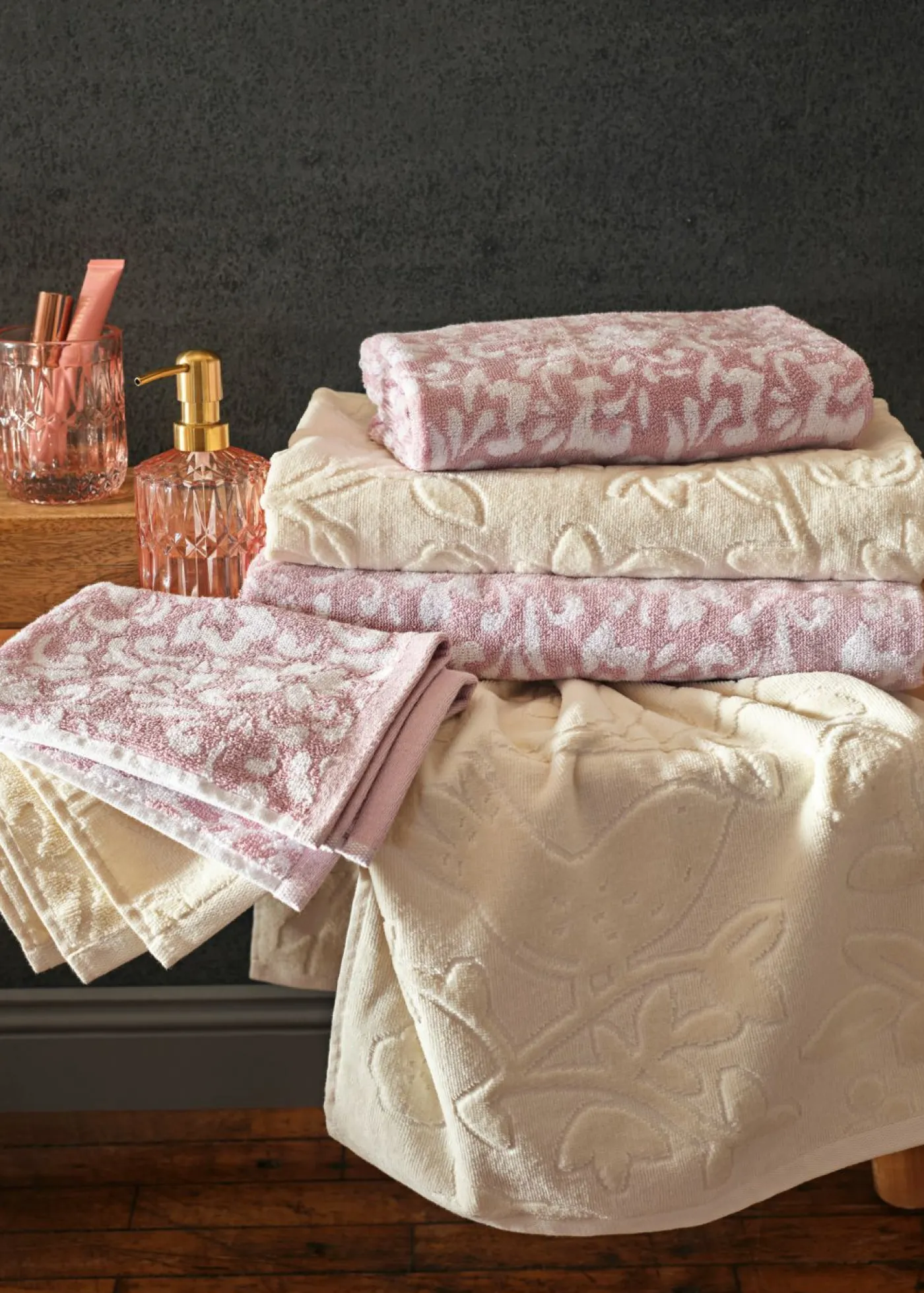 bonprix bonprix Muebles De Baño·Toallas De Baño|Toallas>Toalla de mano de algodón con estructura en relieve beige con flores