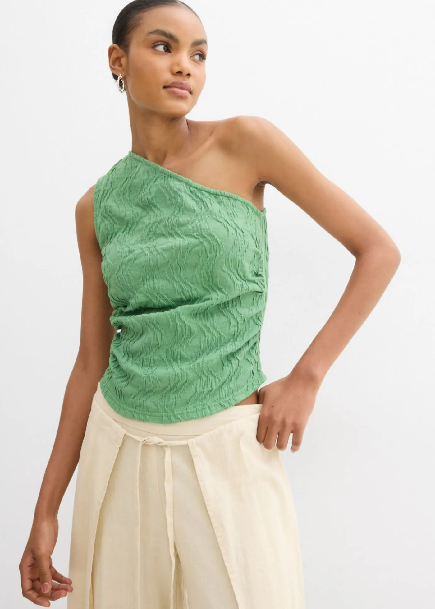 bonprix bonprix Camisetas>Top con un hombro al descubierto de aspecto estructurado verde hoja