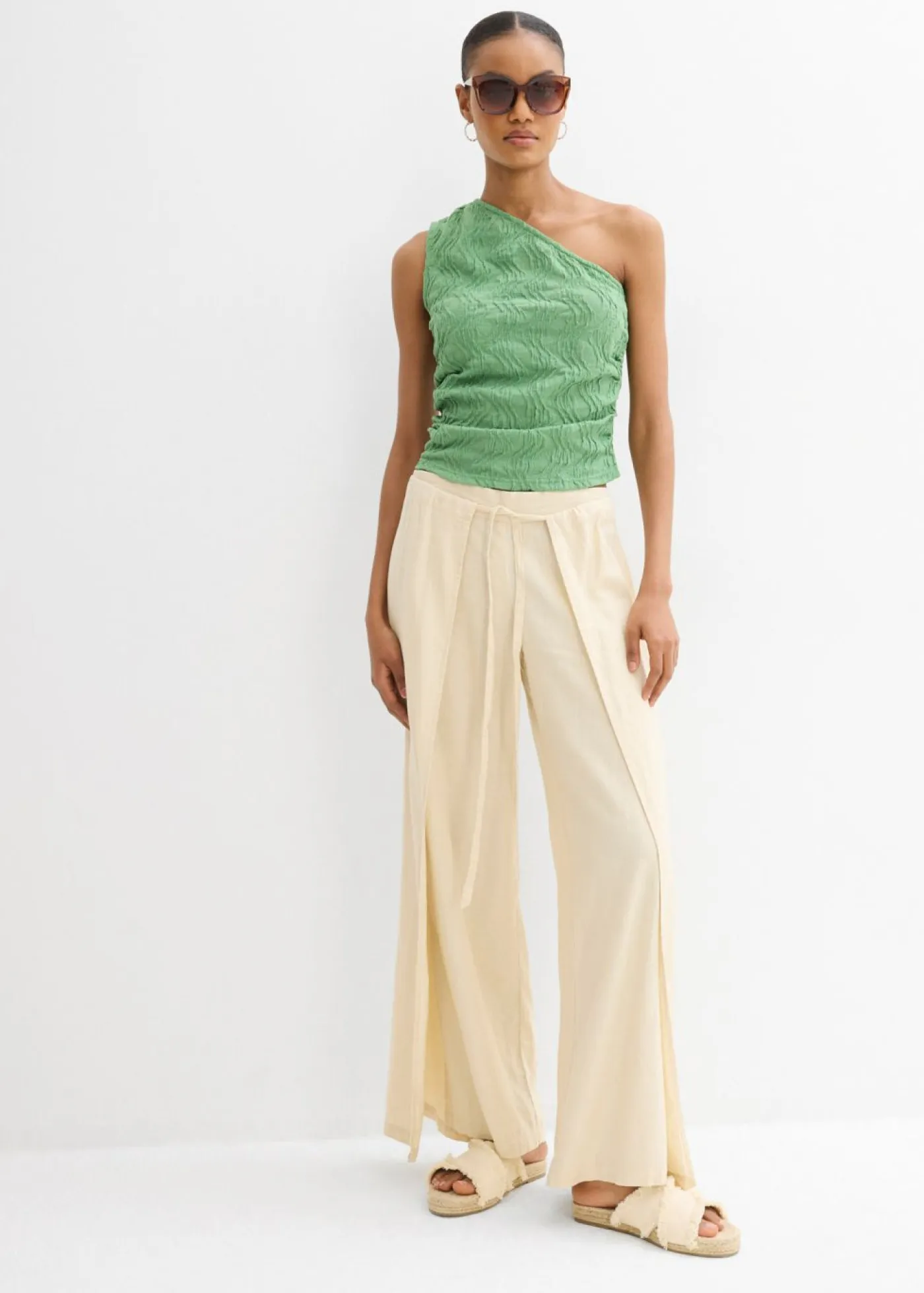 bonprix bonprix Camisetas>Top con un hombro al descubierto de aspecto estructurado verde hoja