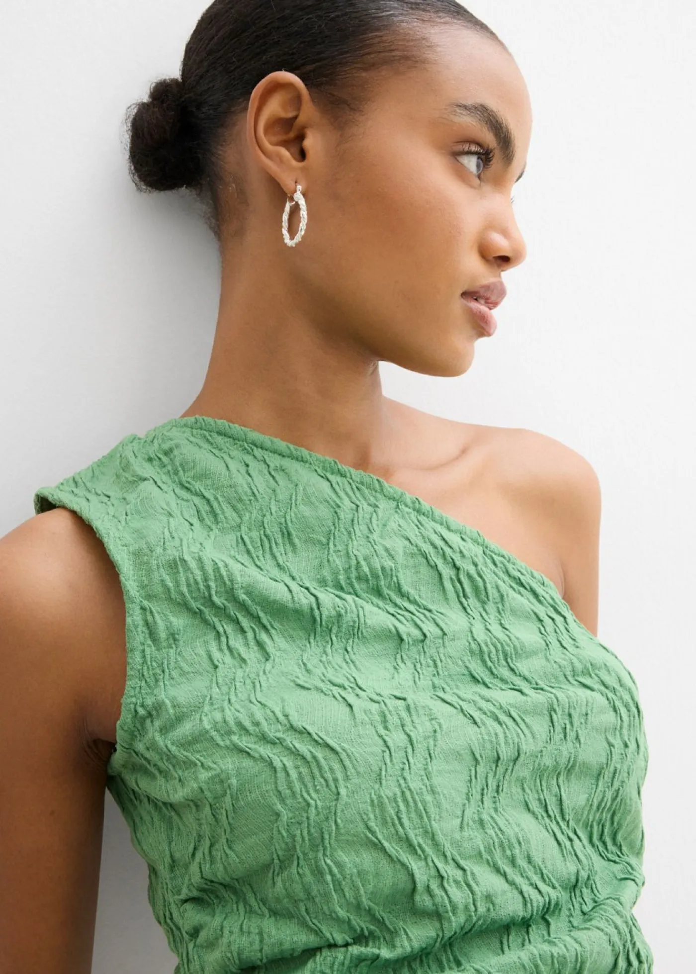 bonprix bonprix Camisetas>Top con un hombro al descubierto de aspecto estructurado verde hoja