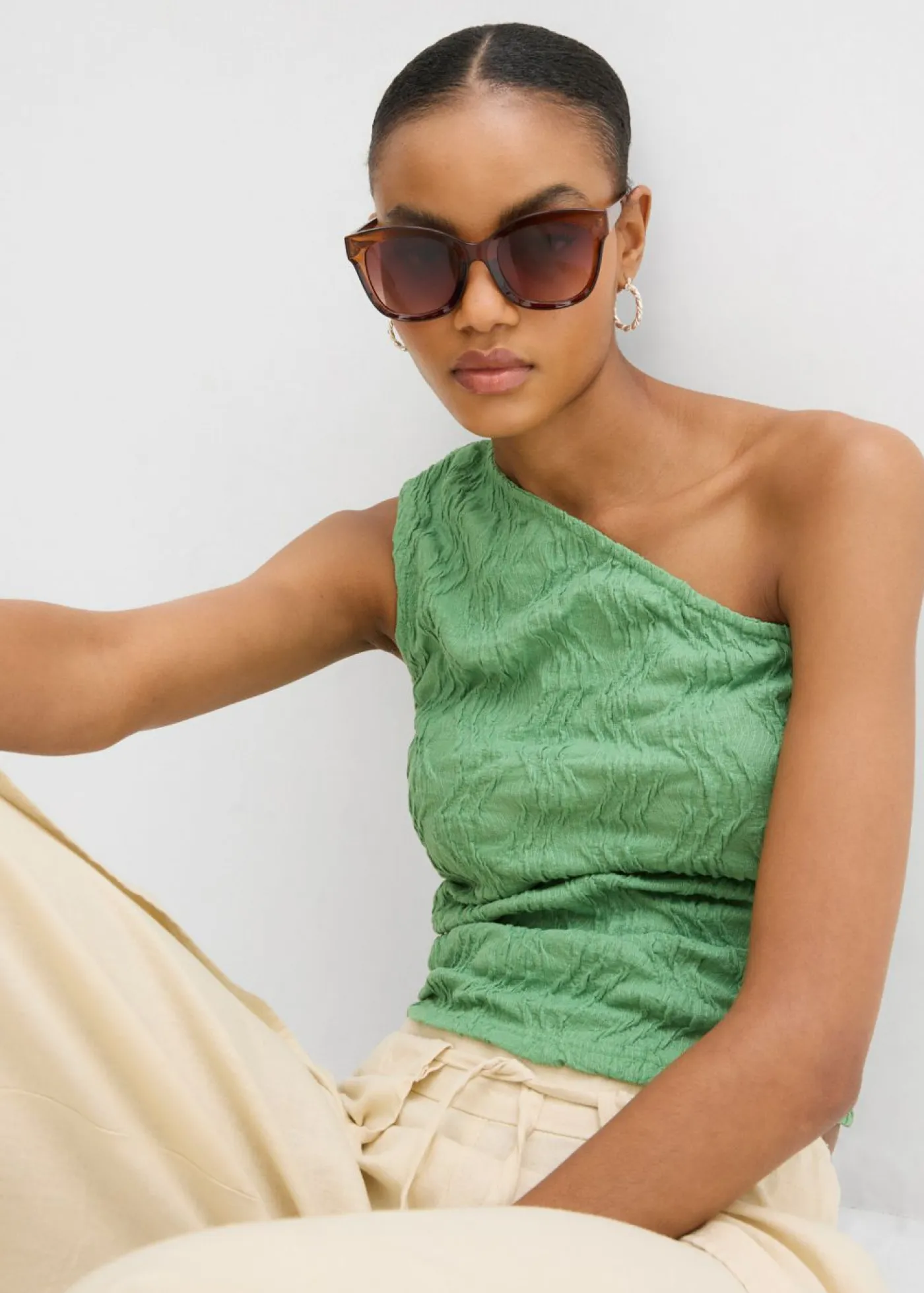 bonprix bonprix Camisetas>Top con un hombro al descubierto de aspecto estructurado verde hoja