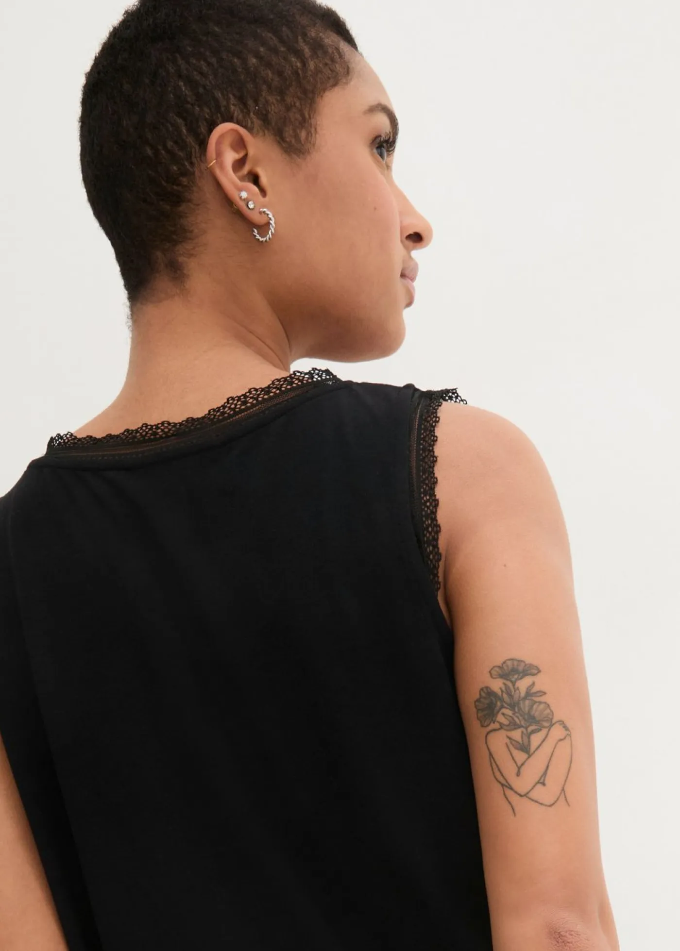 bonprix bonprix Camisetas>Top de viscosa con encaje Negro