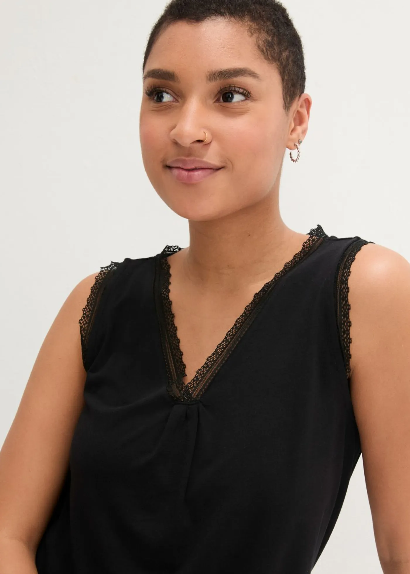 bonprix bonprix Camisetas>Top de viscosa con encaje Negro