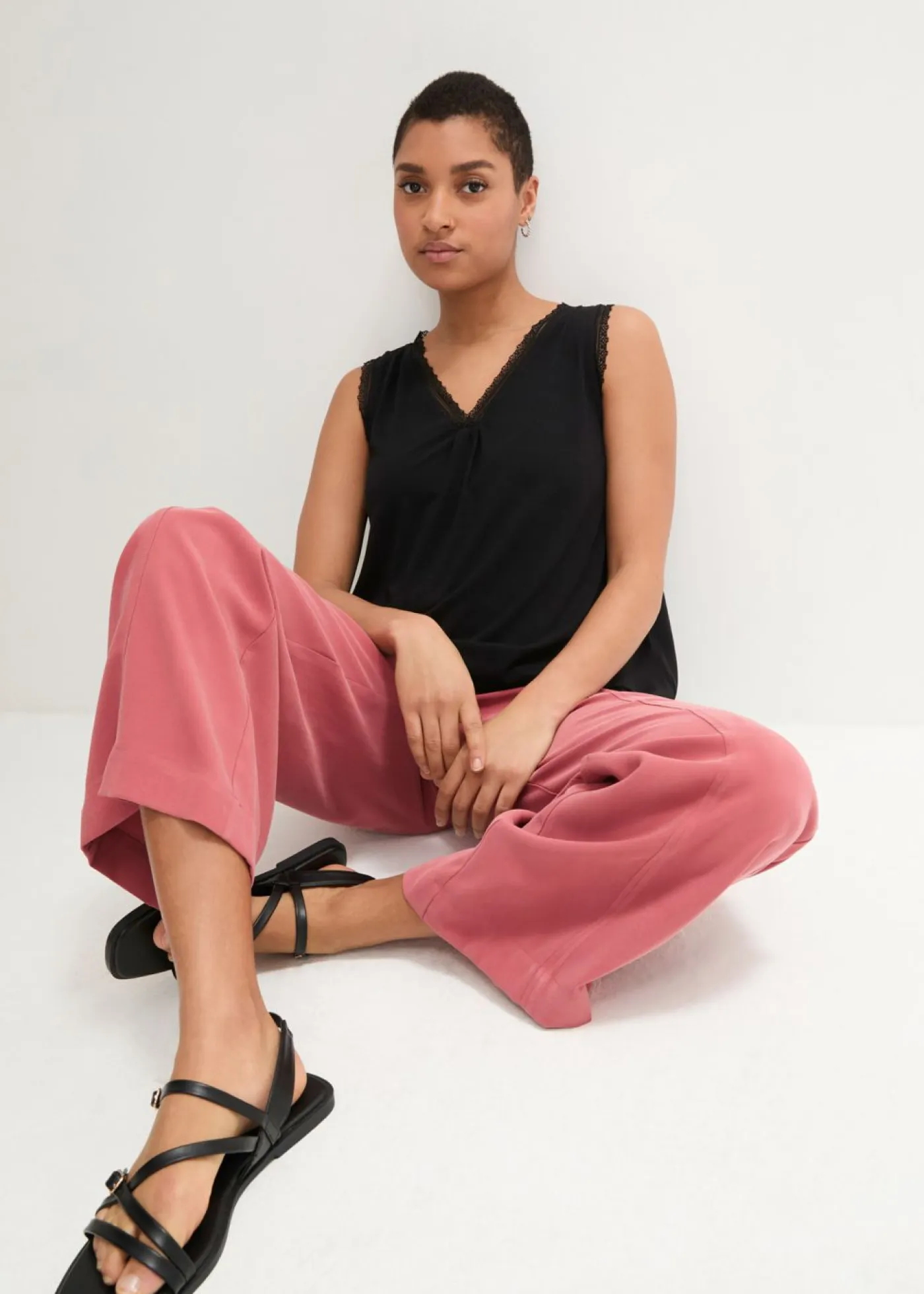 bonprix bonprix Camisetas>Top de viscosa con encaje Negro