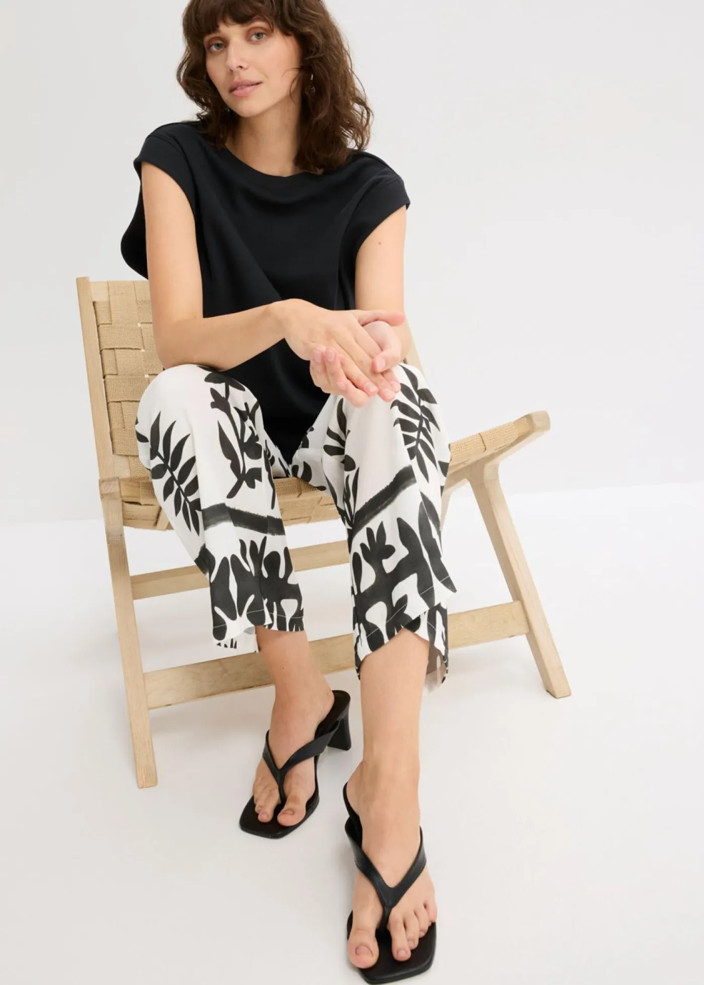 bonprix bonprix Camisetas>Top holgado con inserto de canalé en las mangas Negro