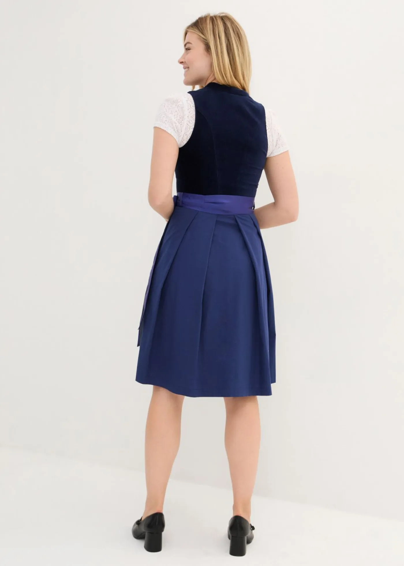 bonprix bonprix Vestidos>Traje tirolés con corpiño de terciopelo y delantal de satén (2 piezas) Azul marino/azul oxford