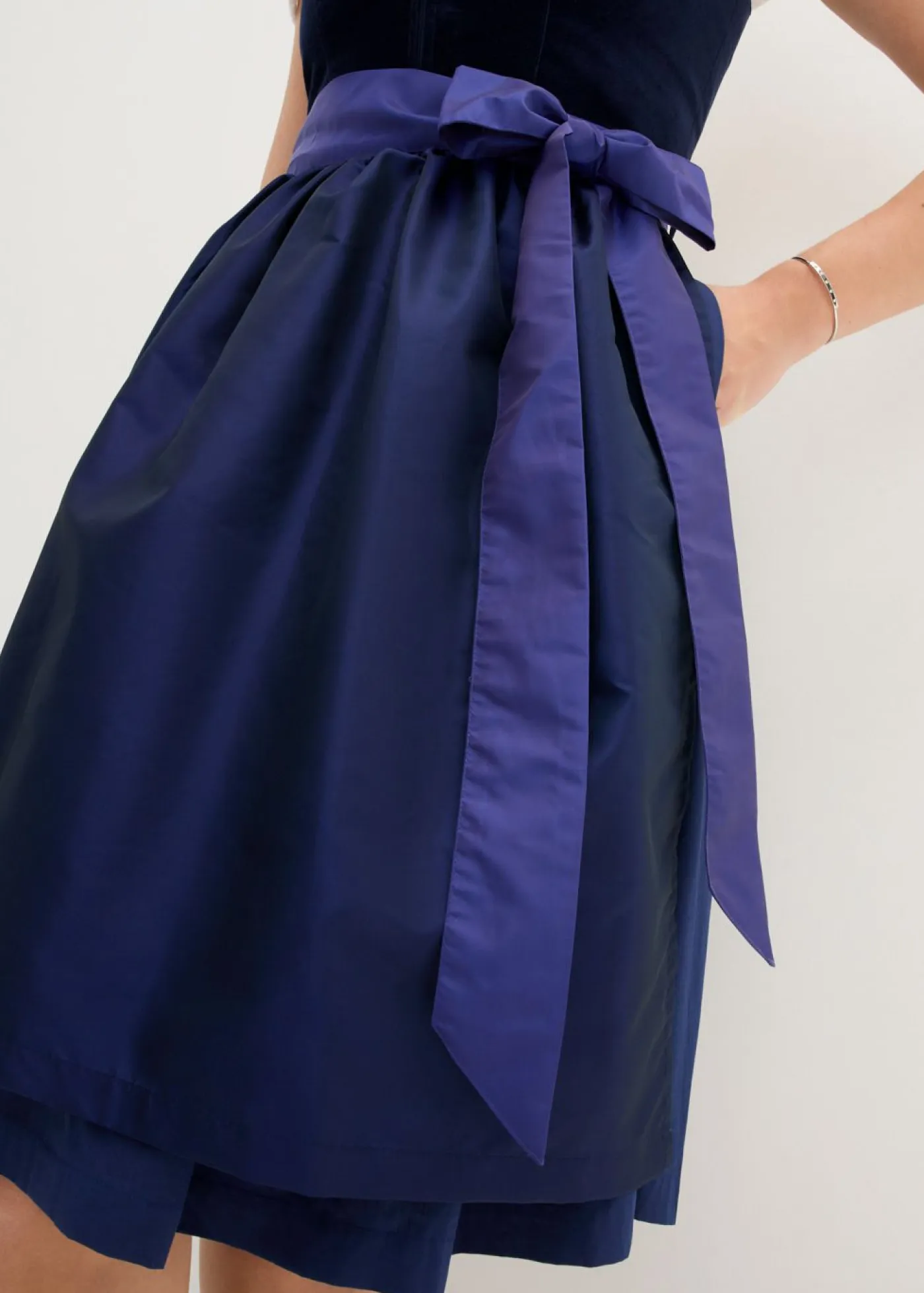 bonprix bonprix Vestidos>Traje tirolés con corpiño de terciopelo y delantal de satén (2 piezas) Azul marino/azul oxford