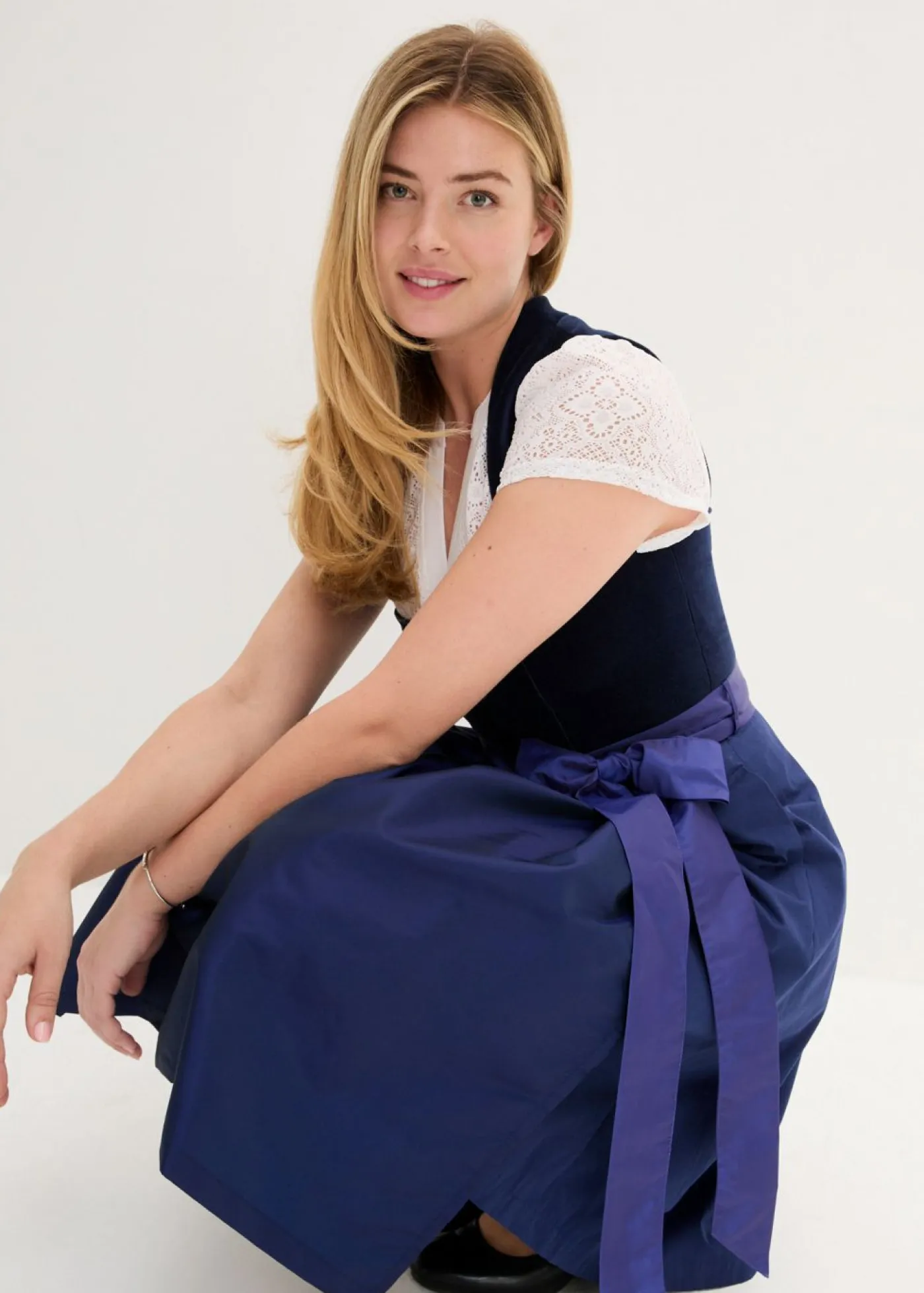 bonprix bonprix Vestidos>Traje tirolés con corpiño de terciopelo y delantal de satén (2 piezas) Azul marino/azul oxford